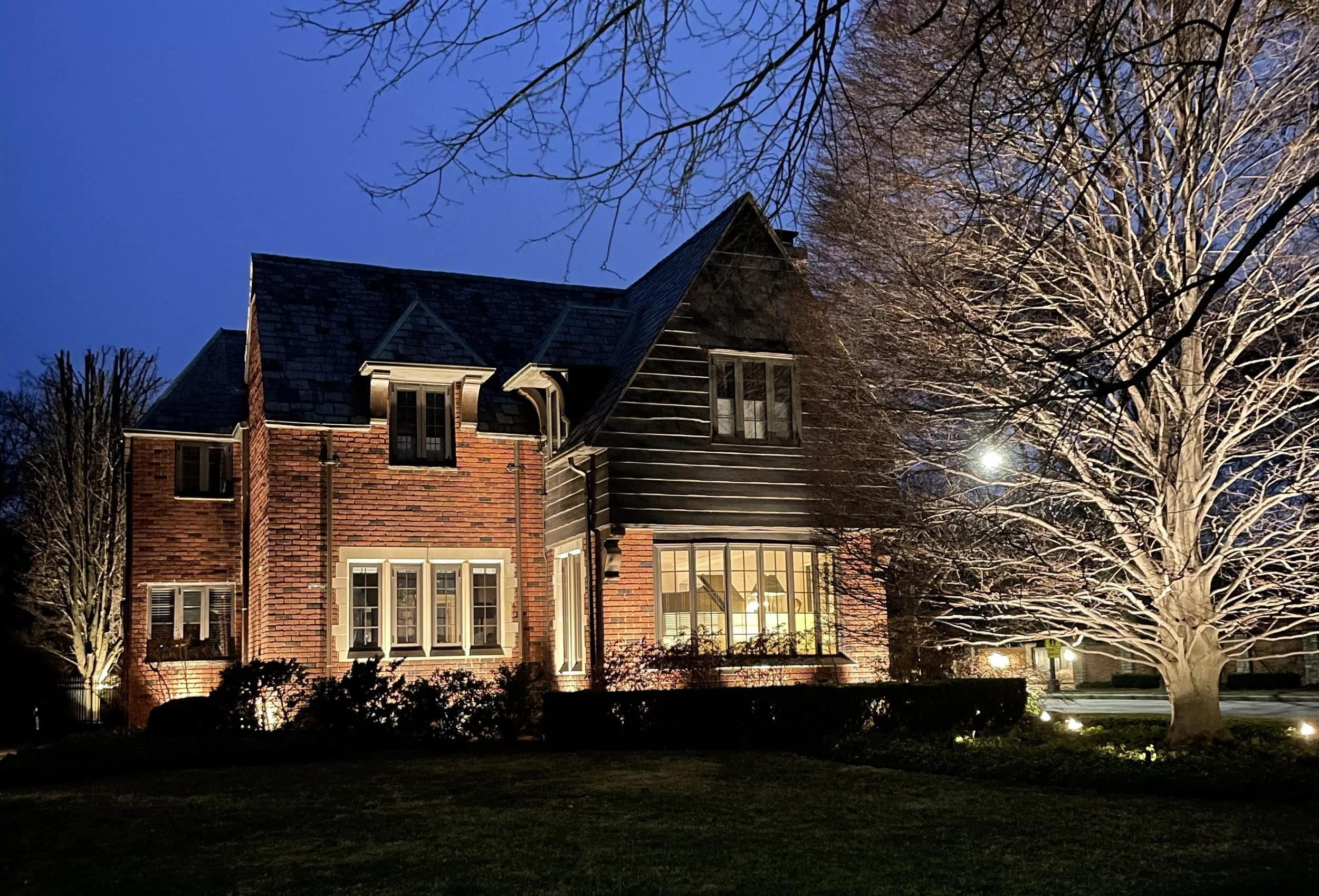 massachusetts-architectual-home-uplights-pathlights-landscape-lighting.jpg