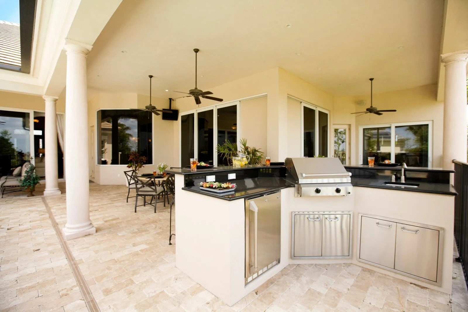 Upgrade Your Backyard With a Custom Outdoor Kitchen