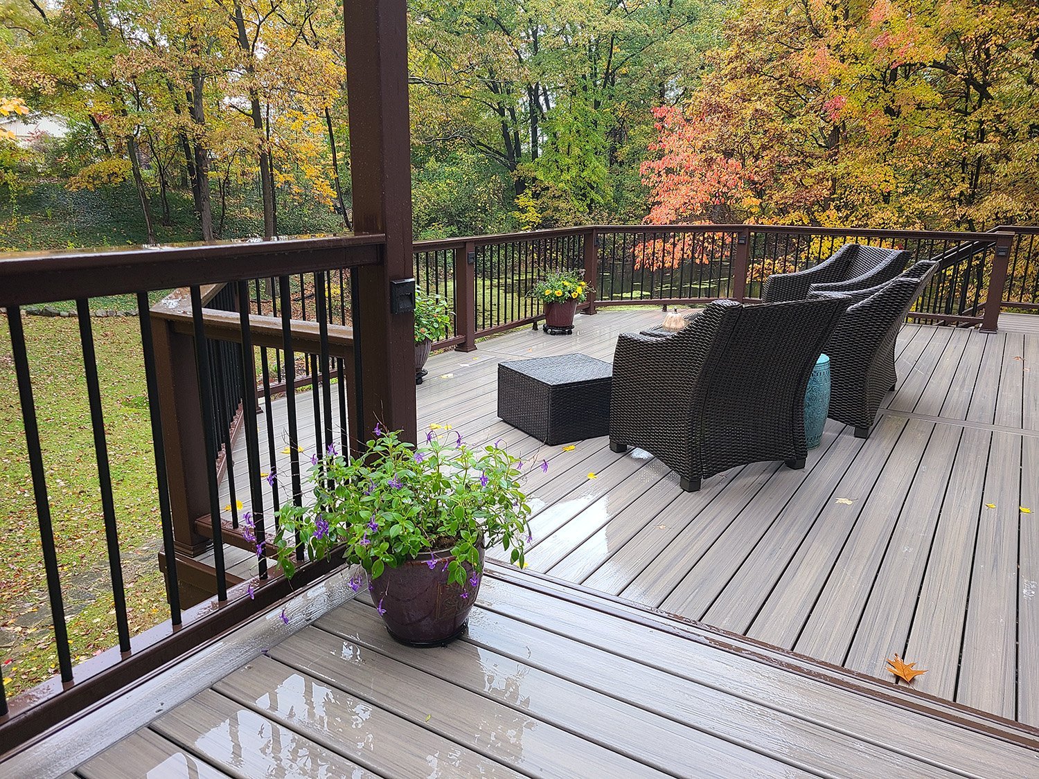 Trex_Transcend_Island_Mist_Decking_With_Transcend_Vintage_Lantern_Rail_White_Lake_MI.jpg