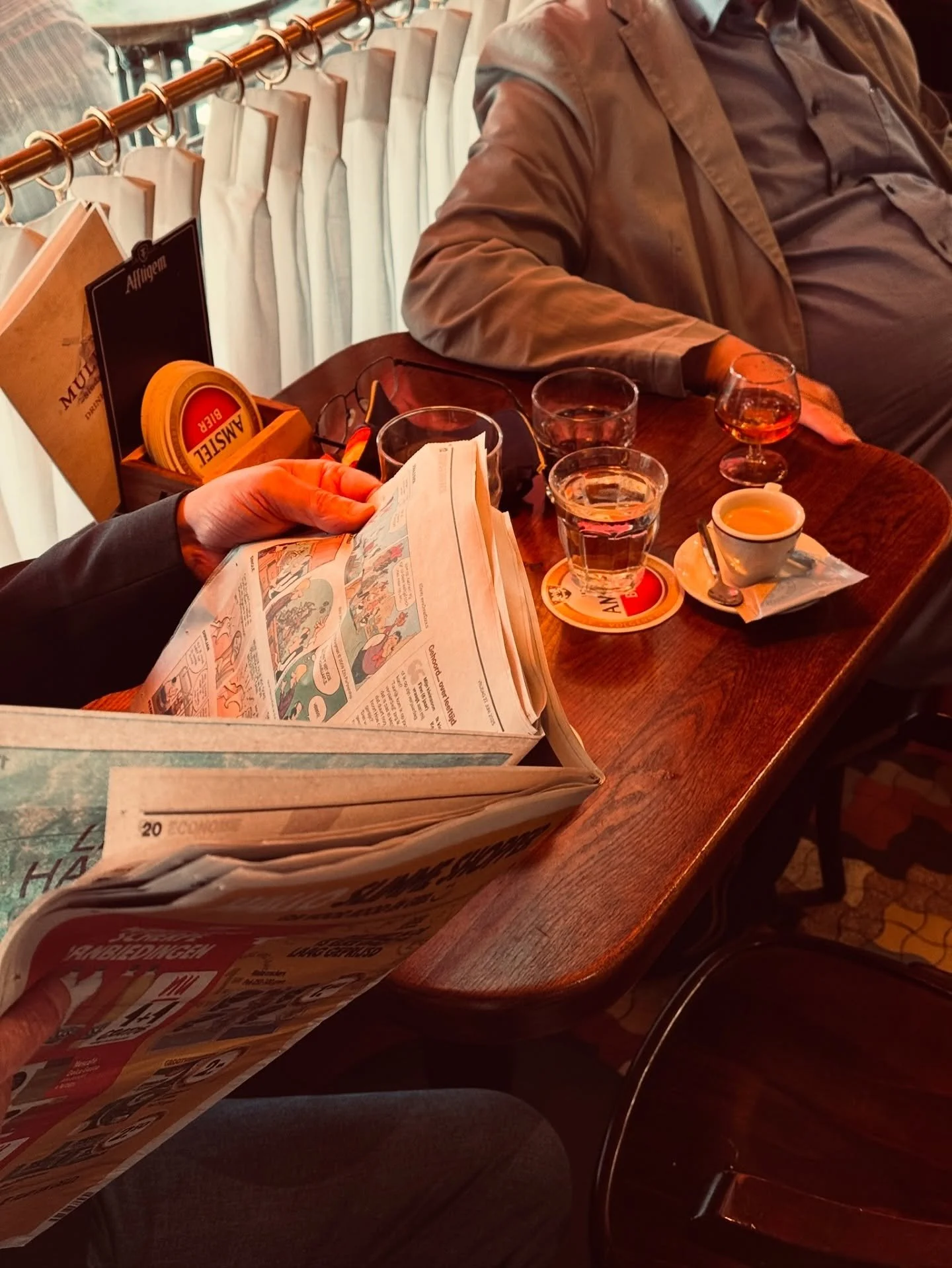 Vieux, koffie, krantje en gezelschap, wat wil je nog meer? #amsterdam #bruincafe #cafemulder