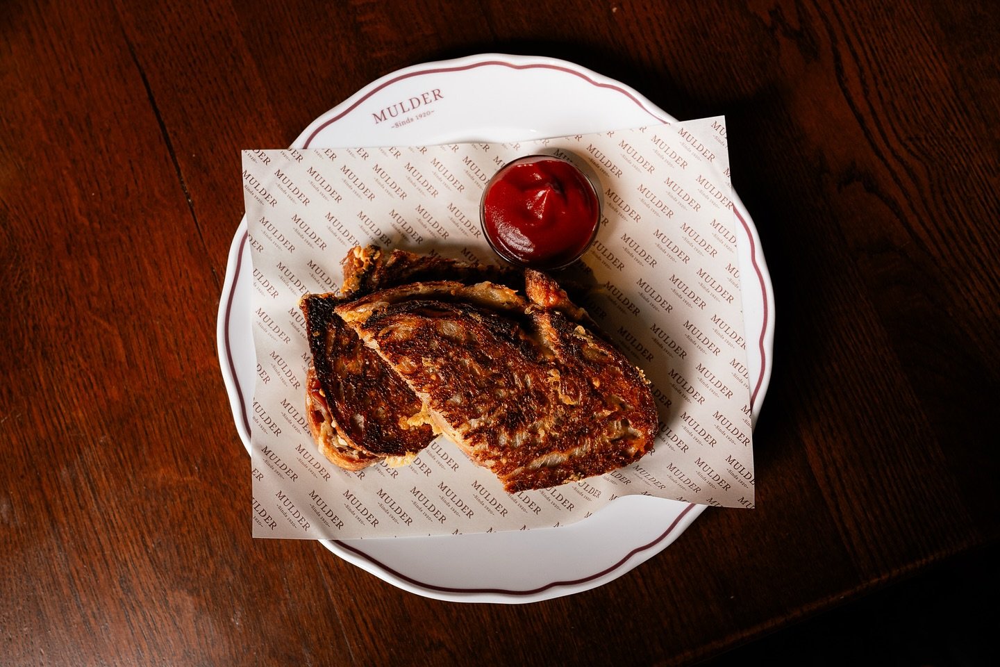 Ambachtelijk geroosterd, royaal belegd op zuurdesembrood en onweerstaanbaar lekker &ndash; dit is geen tosti, dit is een warme omhelzing op een bord.

#lunch #amsterdam #amstereats #tosti