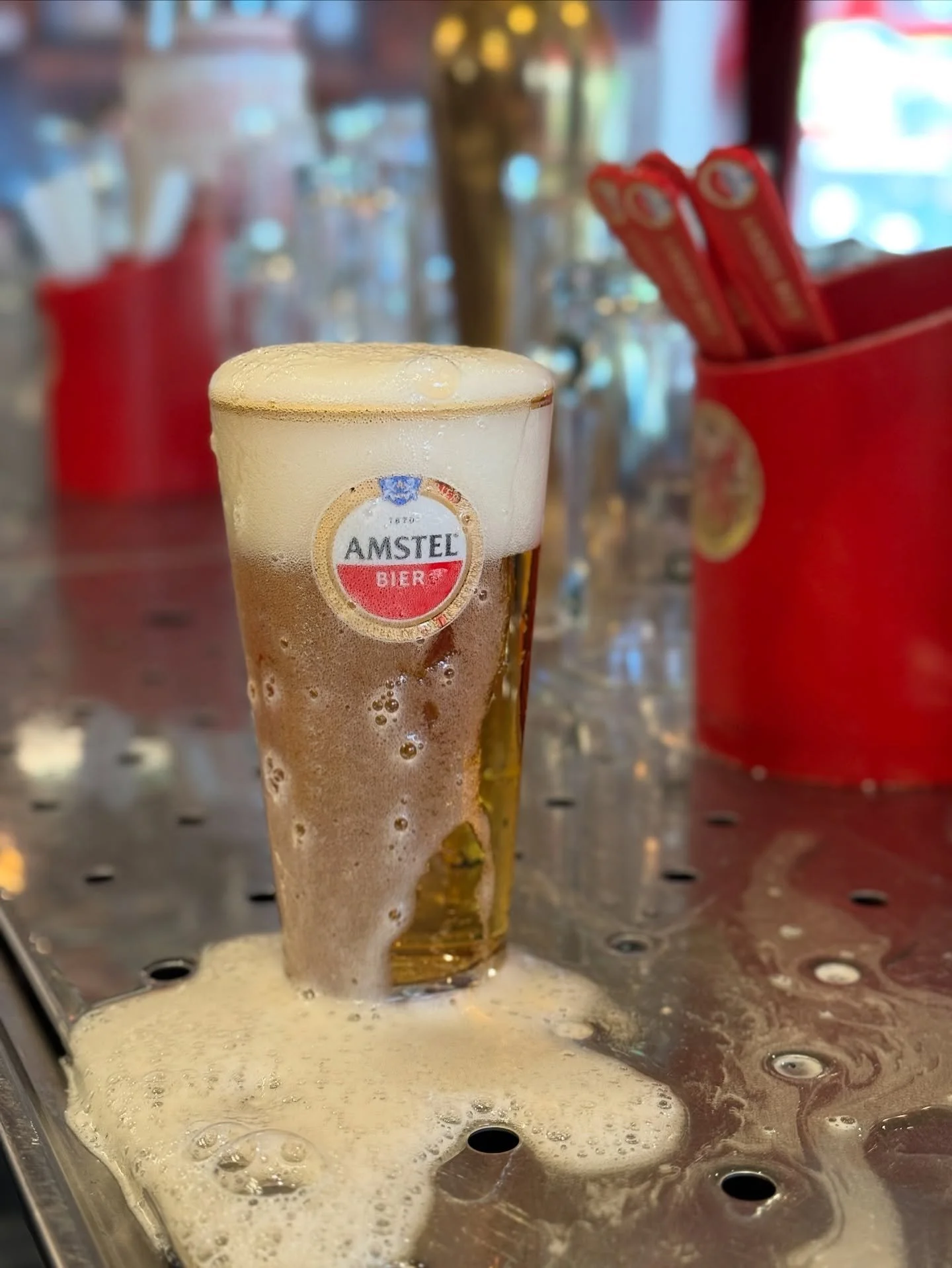 Het eerste rondje schuimt van enthousiasme. Kom jij &lsquo;m proeven? 🍻 #Amstel #biertje #cafemulder #amsterdam #bruincafe