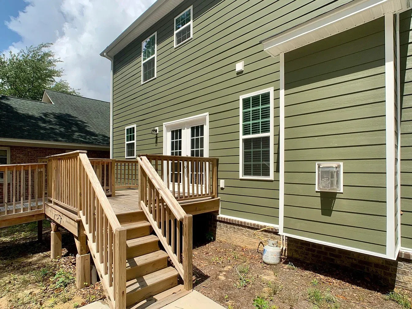08-farmhouse-summerville-back-deck.jpg