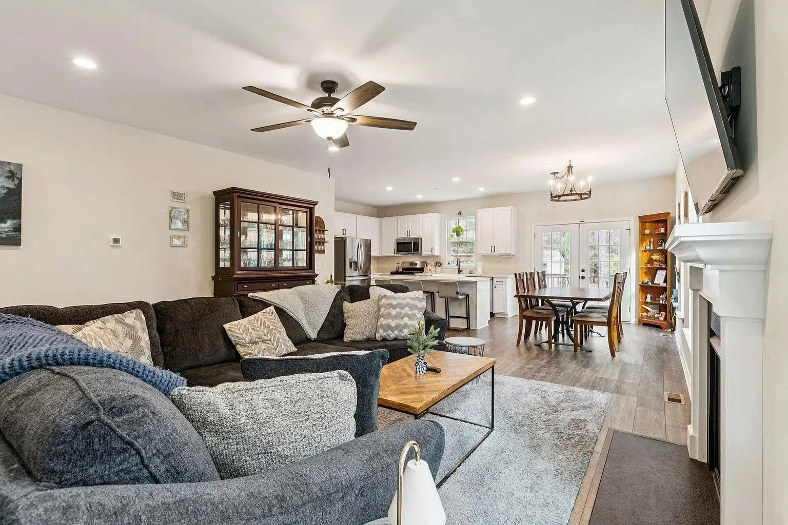05-pepper-grass-trail-family-room.jpg