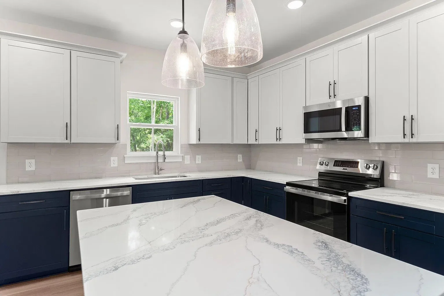 05-sandy-hill-farm-kitchen-quartz-island.jpg
