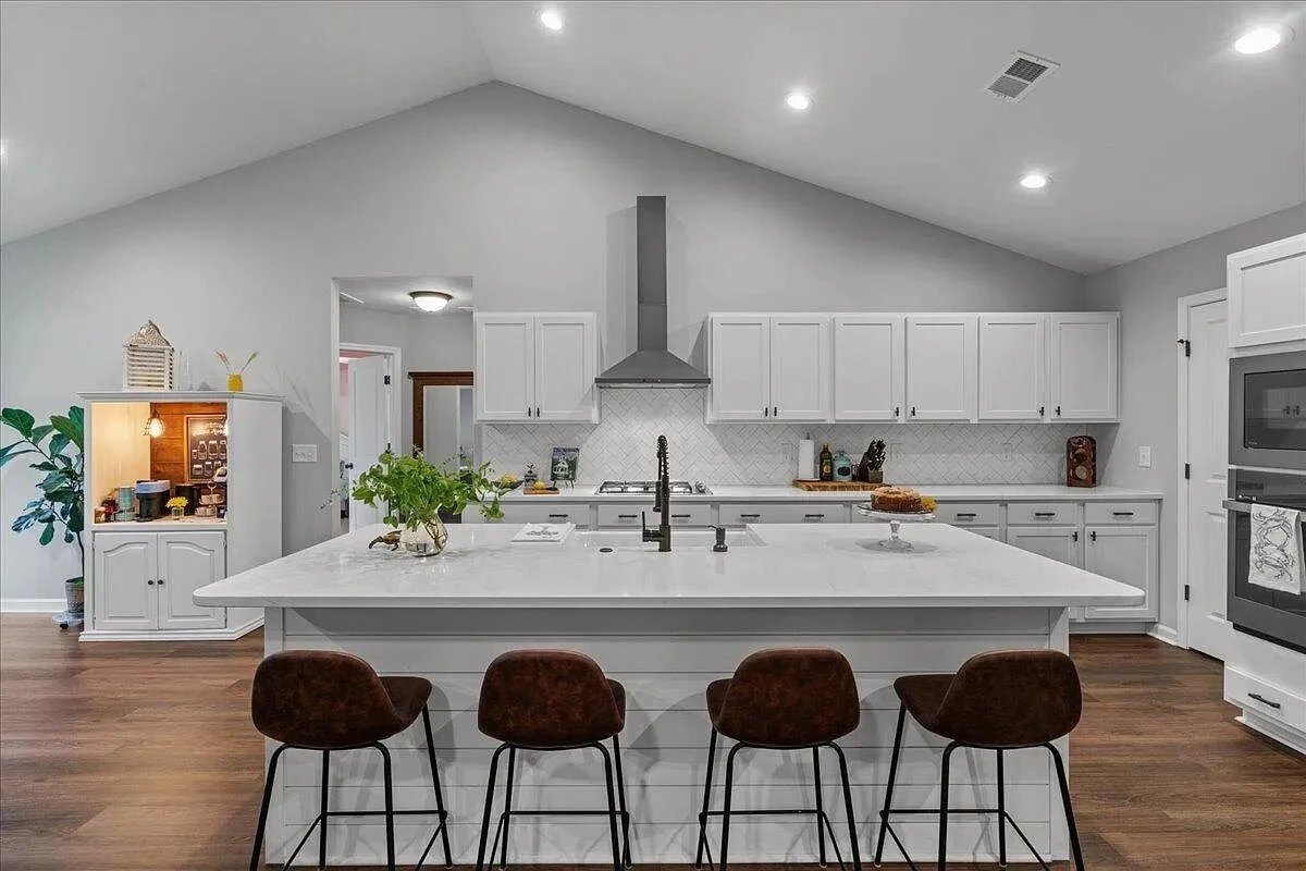 07-chisolm-plantation-kitchen-island.jpg