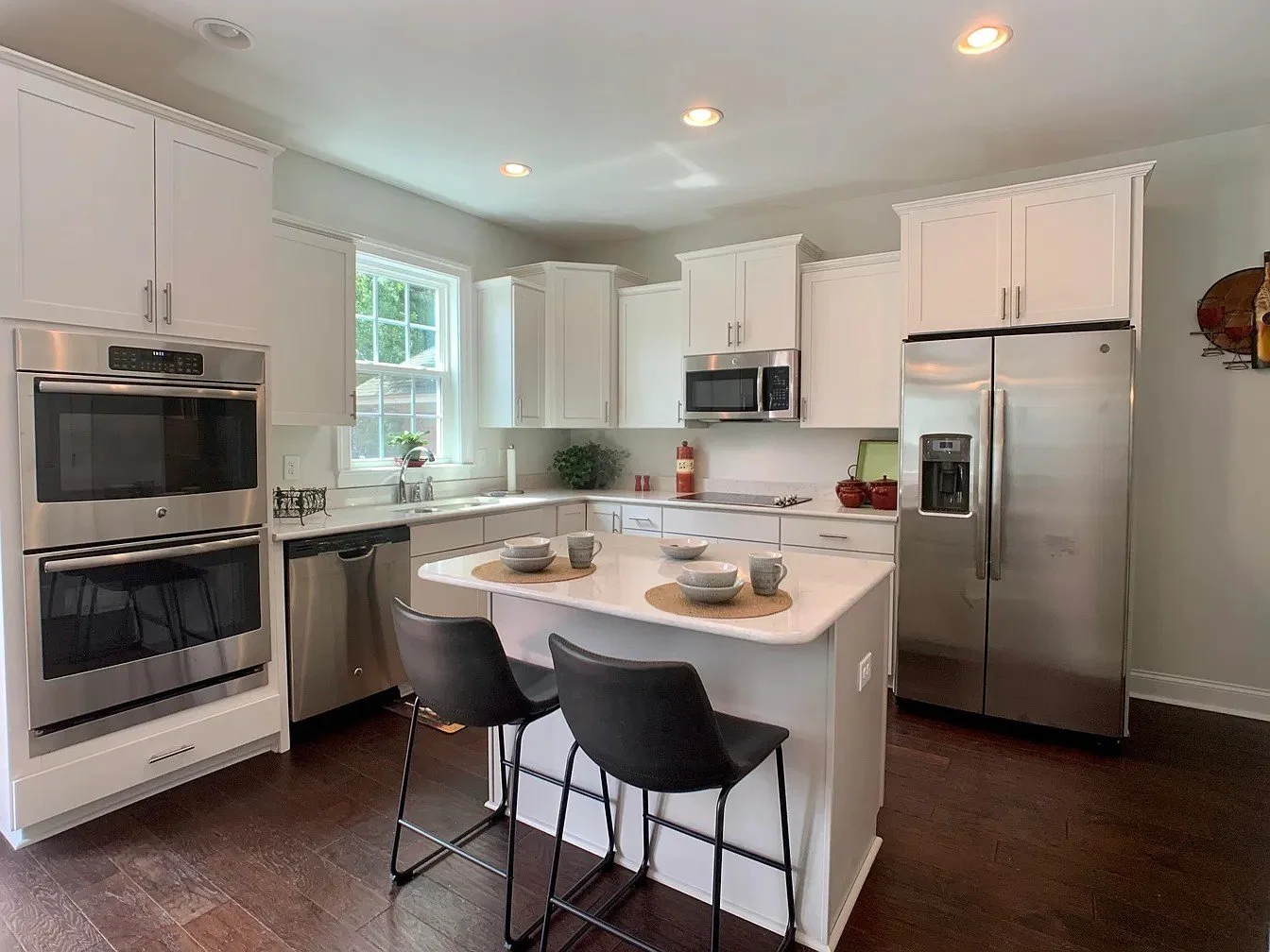 04-farmhouse-summerville-kitchen-island.jpg