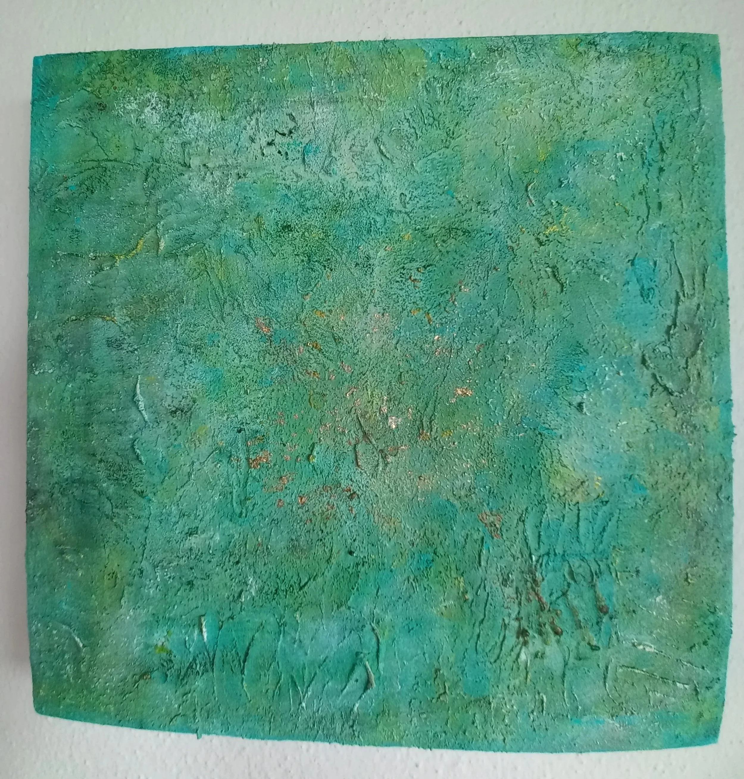 Kunstwerk mit grünen und blauen Texturen, die eine abstrakte Oberfläche darstellen.