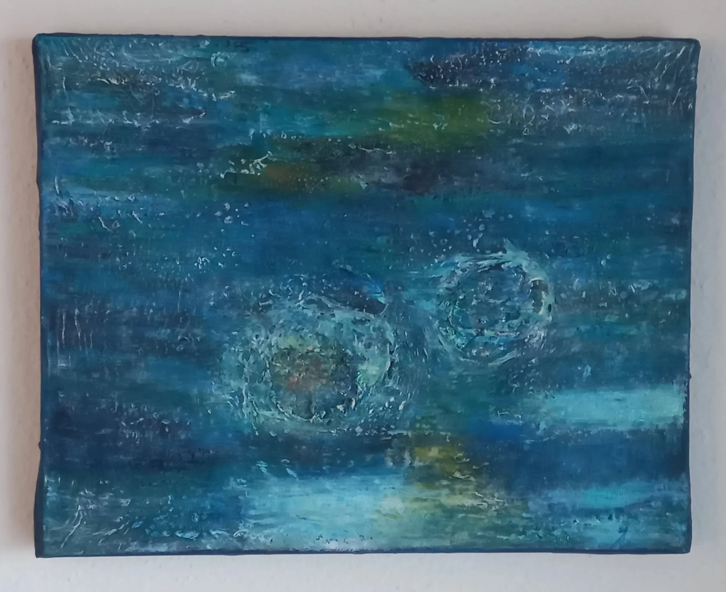 Abstraktes Gemälde mit Textur und Blautönen