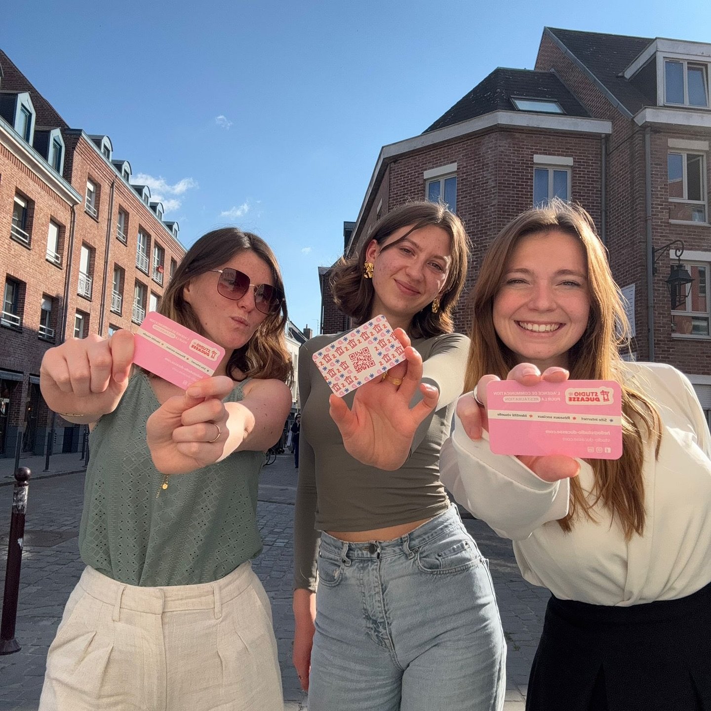 On a re&ccedil;u nos nouvelles cartes de visite !! 🎉

Con&ccedil;ues avec soin par Axelle, elle ont un recto d&eacute;taill&eacute;, des coins arrondis pour un rendu plus original et un verso design et color&eacute; incluant un QR code qui m&egrave;