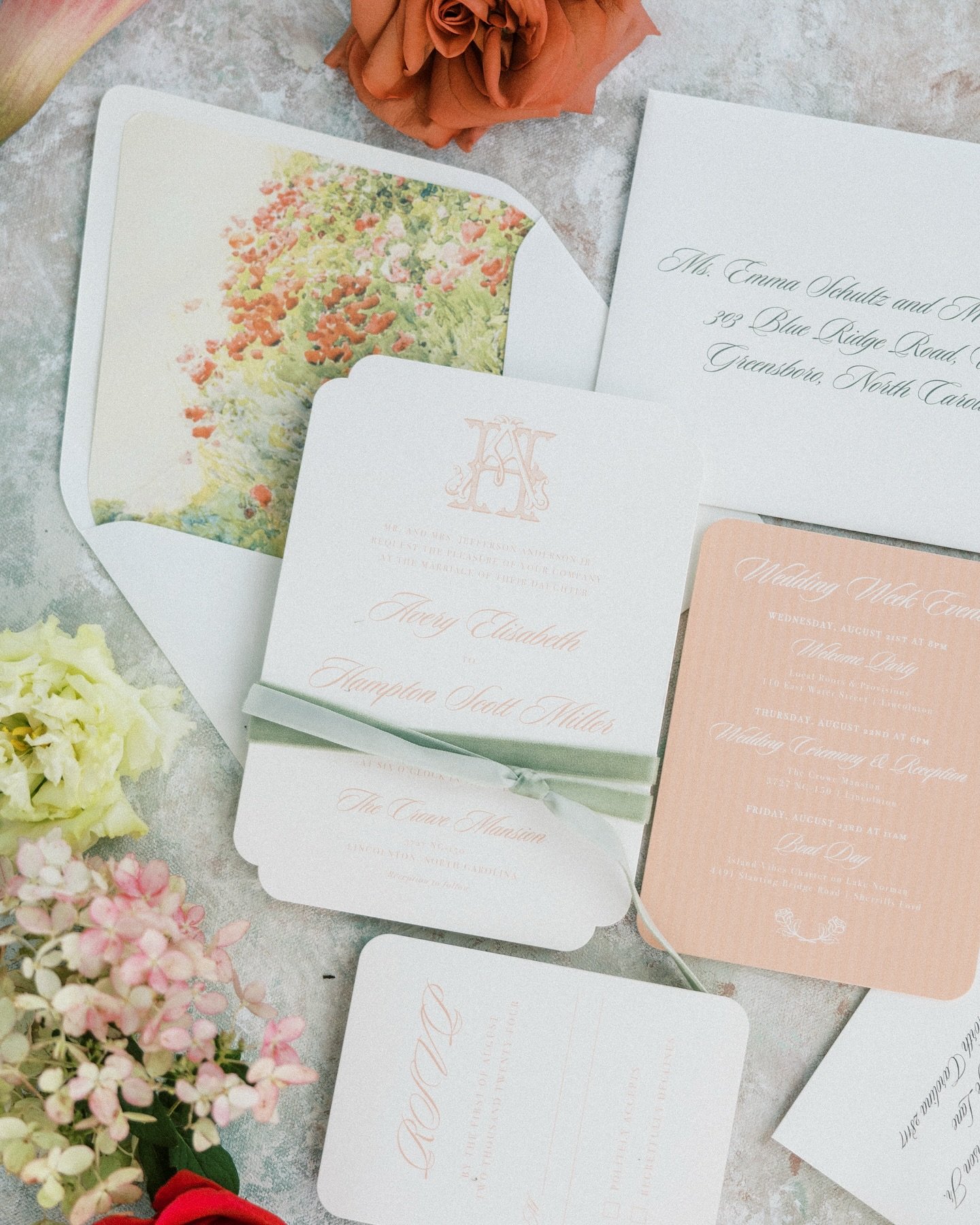 Spring into summer 🫧🌷☀️
 
Venue: @thecrowemansion 
Photography: @morganlongphoto 
Florals: @thistleandtwigflowers 
Planning: @wrighteventsplanning