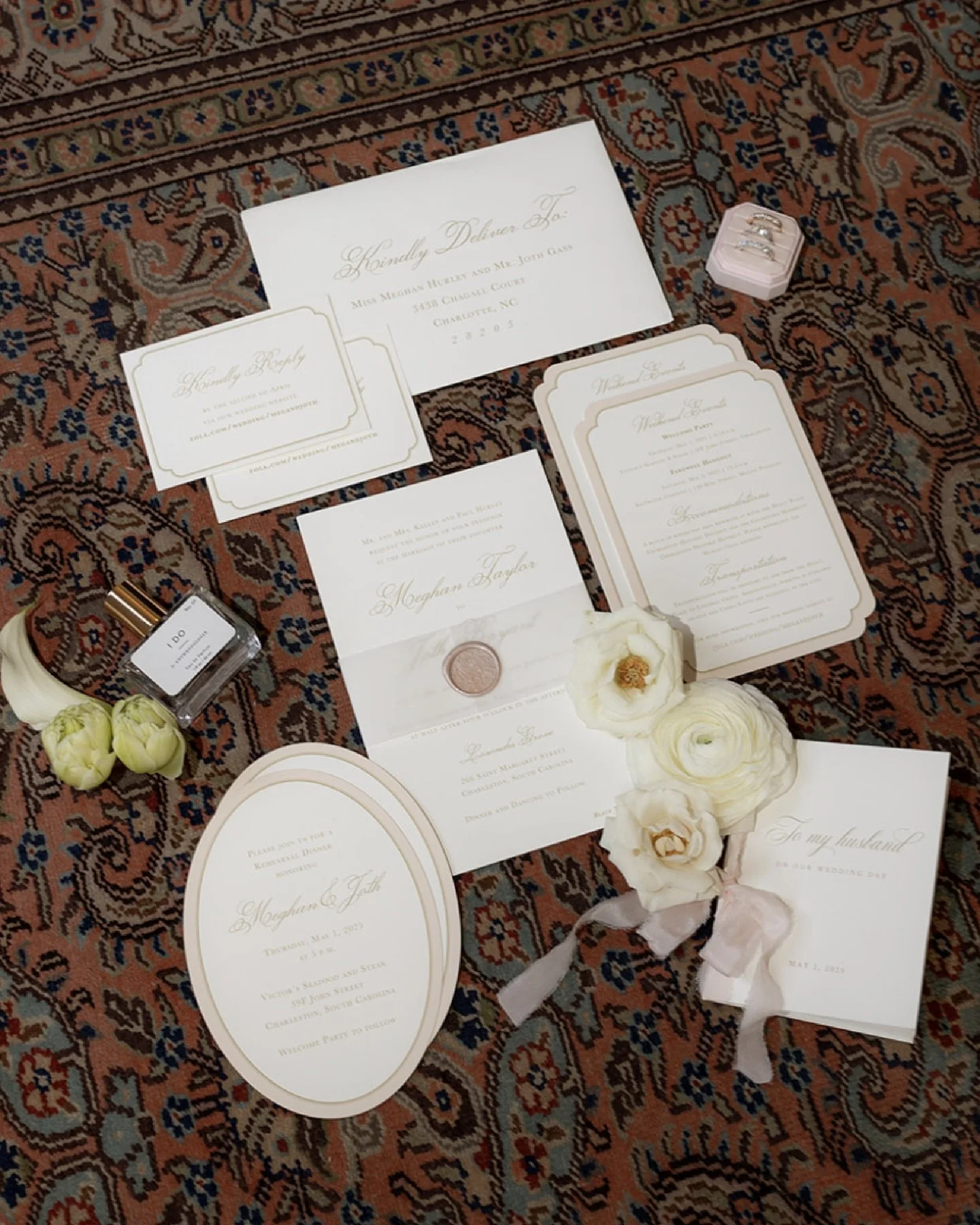 Classic gold and delicate blush: a match made in wedding stationery heaven 🦢🩰🤍