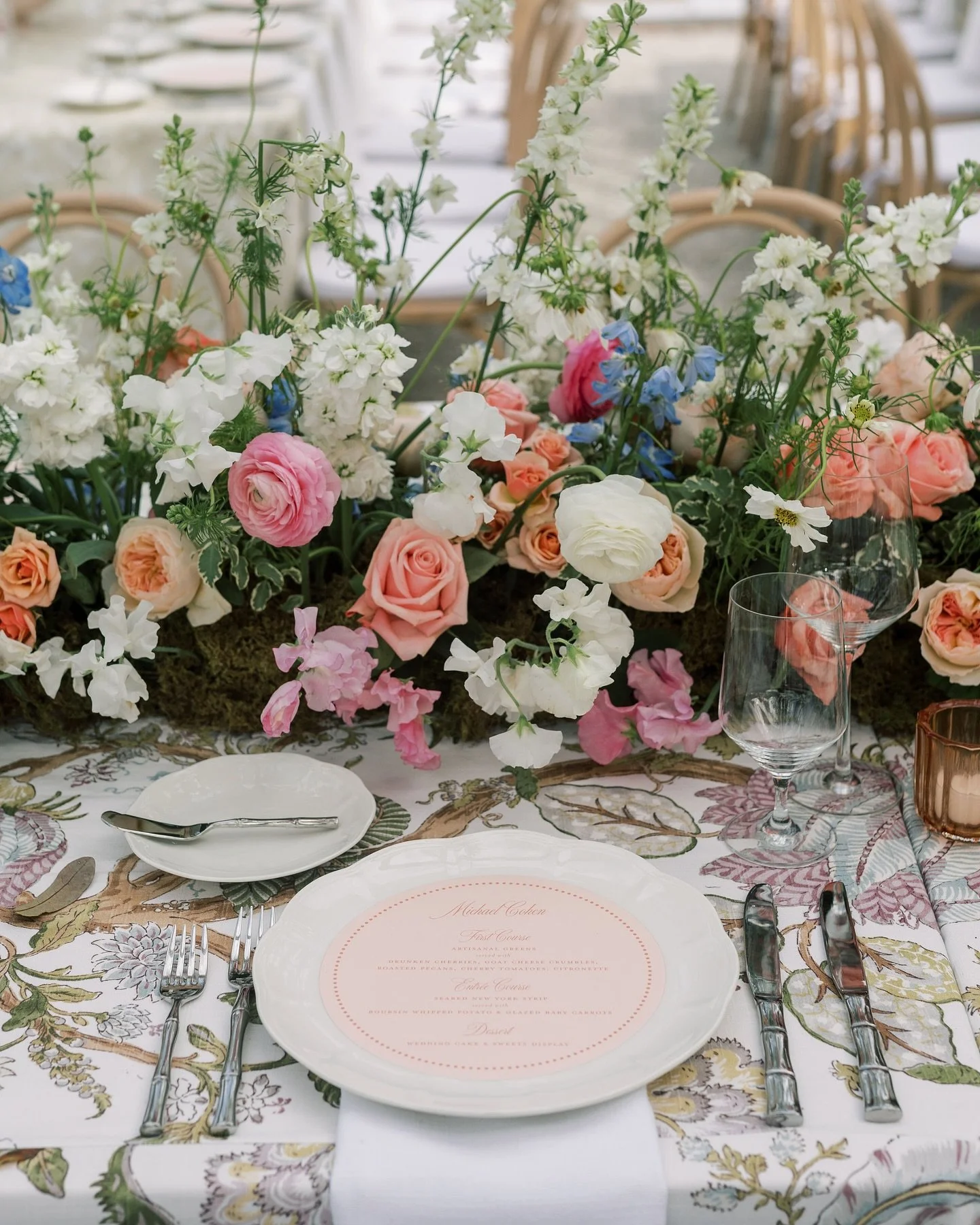 Obsessing over these two-tone circular menus we created for Lauren + Michael&rsquo;s day 🤍