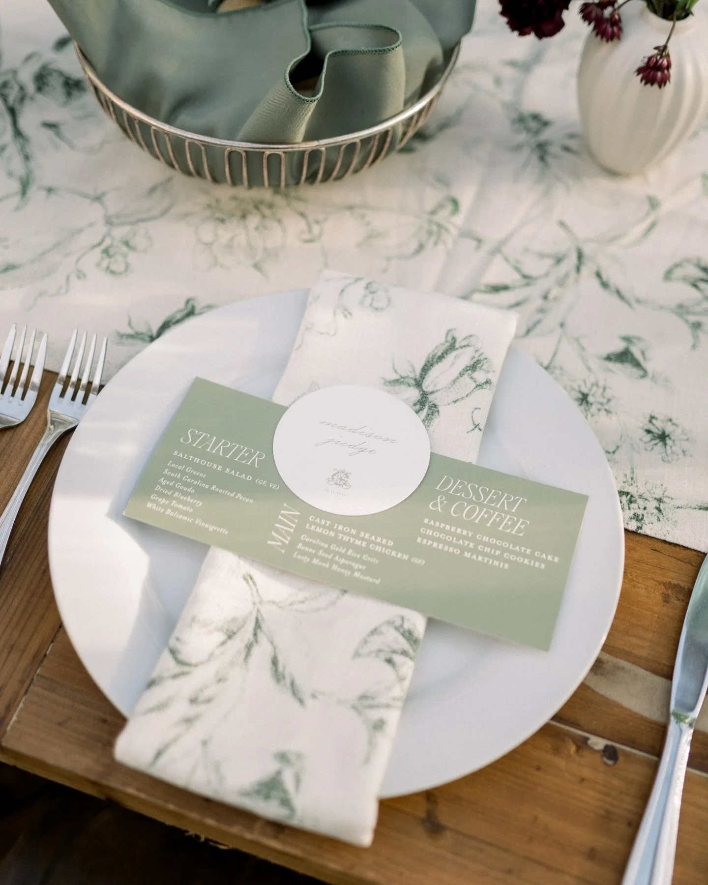 Menus are such a good place to add some personality to your day-of paper and elevate your tablescape. We had some fun with shapes + layers for Maddy + Greg 🤍