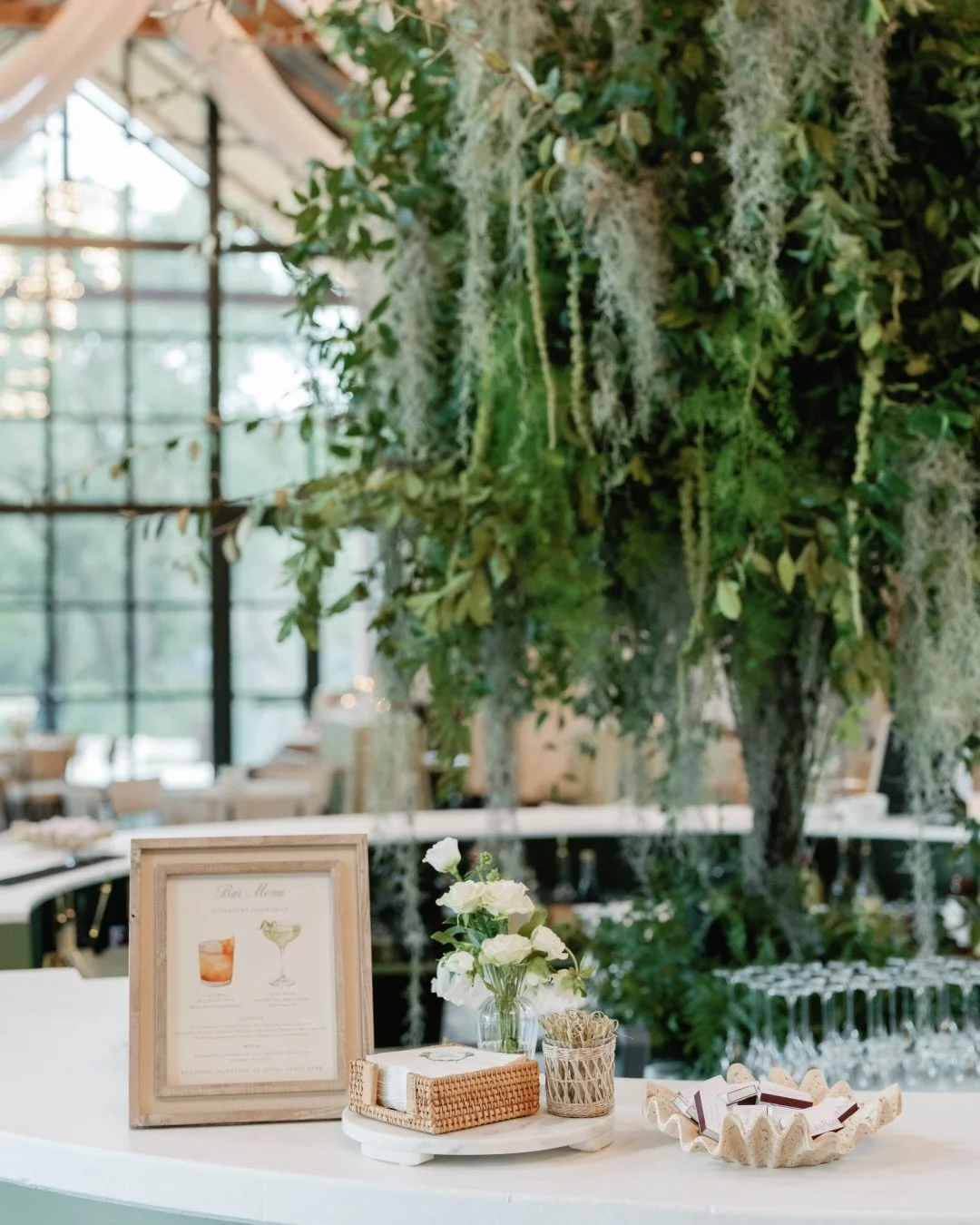 Under the Spanish moss of Johns Island ☁️ Maelee + Jud&rsquo;s day was the perfect reflection of charming, Southern sophistication.

Their paper story started with save the dates, where we incorporated the Spanish moss and marsh landscape through bli