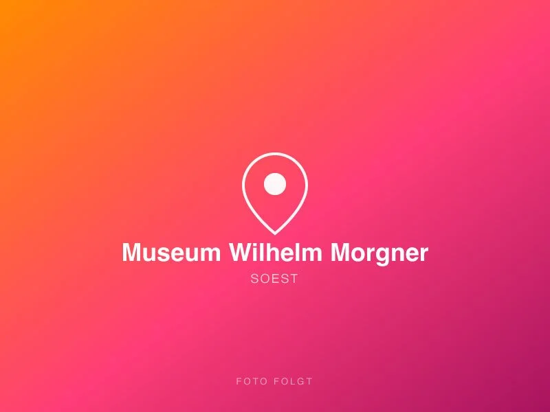 Eine bunte, farbenverlaufene Hintergrundgrafik mit einem weißen Ortssymbol und Text "Museum Wilhelm Morgner SOEST" darunter.