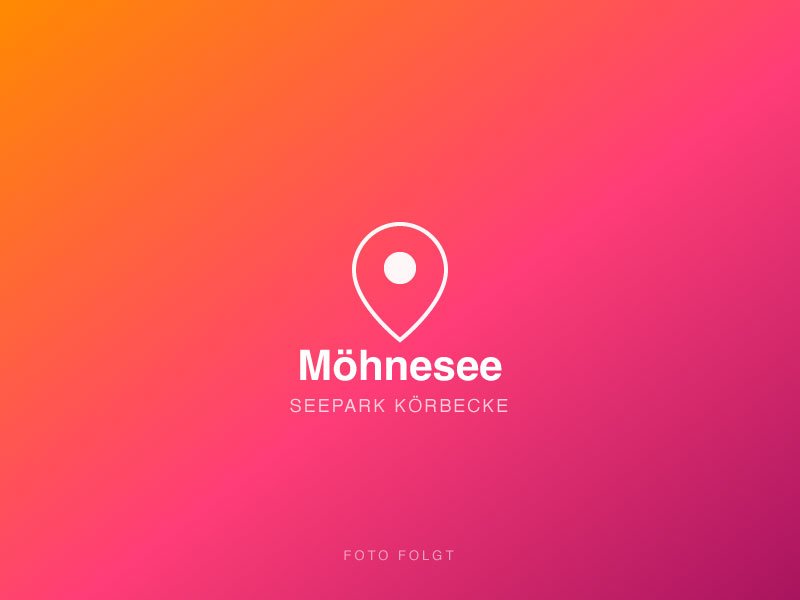 Logo mit Text, das einen Ort namens Möhnesee im Seepark Körbecke zeigt, mit pink-orangem Farbverlauf im Hintergrund.
