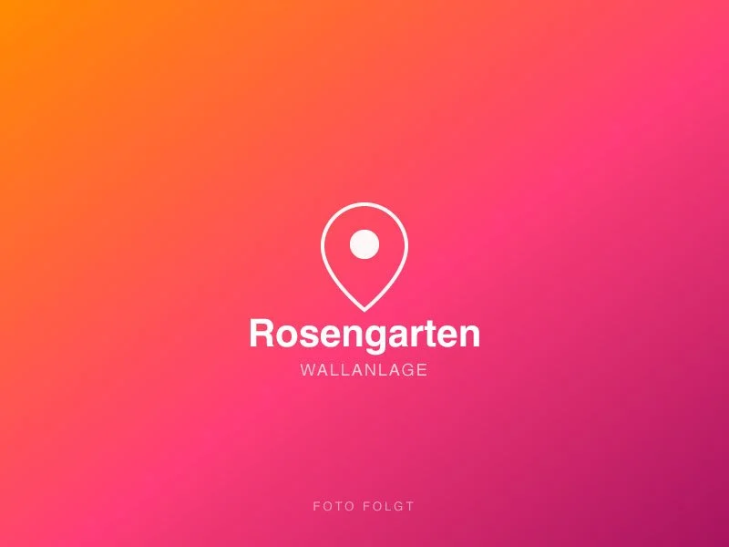 Ein grafisches Design mit einem Farbverlauf von Orange nach Pink, einem weißen Standort-Icon und Text, der 'Rosengarten Wallanlage' und 'Foto folgt' lautet.