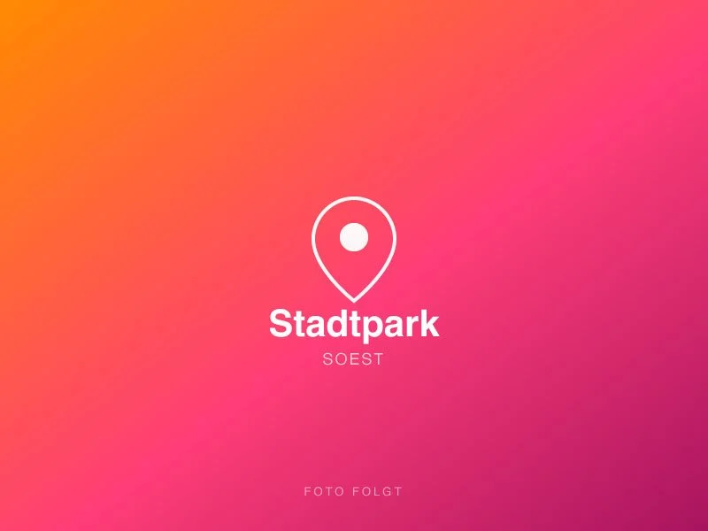 Grafik mit einem Standort-Icon, dem Text "Stadtpark SOEST" und einem Farbverlauf im Hintergrund in Orange und Pink.