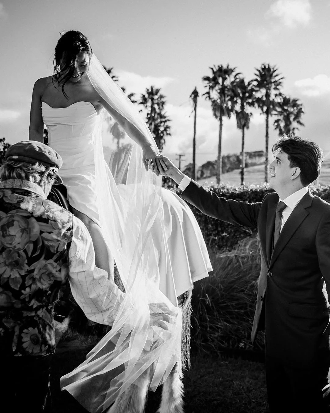 Juan and Xing ✨  why not arrive on a horse !

@stablesweddingvenue 
@katelittlephotography 
@kelly_kela 
jparracadavid 
@matakanacountrypark 

#KateLittlePhotography #MatakanaWeddings #NZWeddingPhotographer #NewZealandWeddings #AucklandWeddingPhotogr
