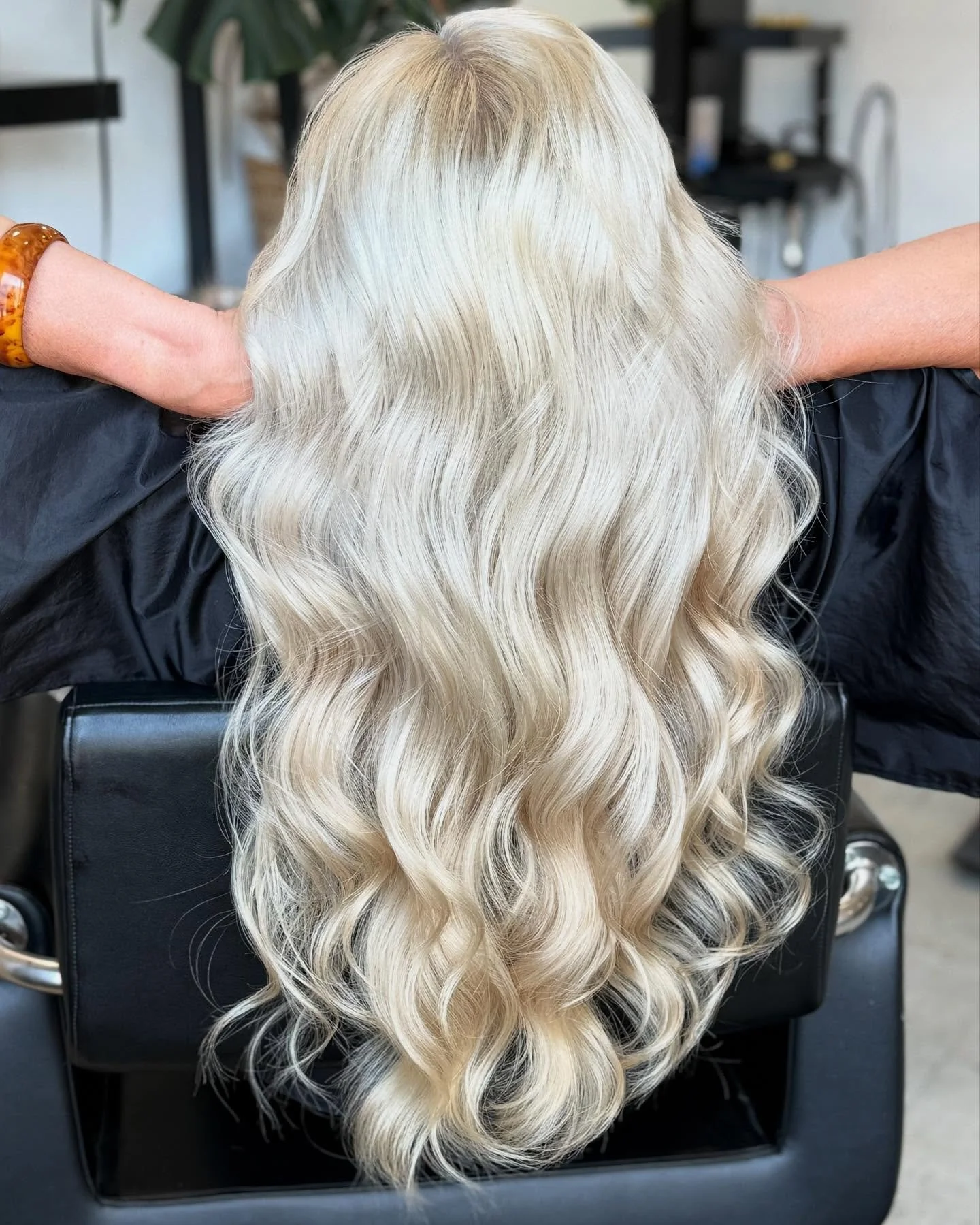 This is my #unicorn client. Her hair is thick and long and luscious. Literally everything we want in the hair both in our chair and on our heads lol. Her colour is a stunner giving full on #queenofdragons. 

@schwarzkopfcan to lift &amp; tone

@desig