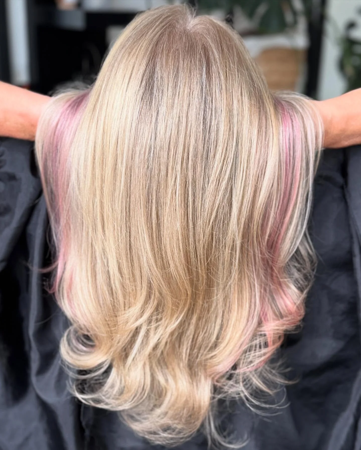 Just a little pop of pink for fun in this white blend highlight. It&rsquo;s so fun when clients come in with a fun idea! 

@schwarzkopfcan to lift.

@dangerjonescreative for the pink.

@orbhairco to create.

@bobbypinsandroses hands to create.

#chil