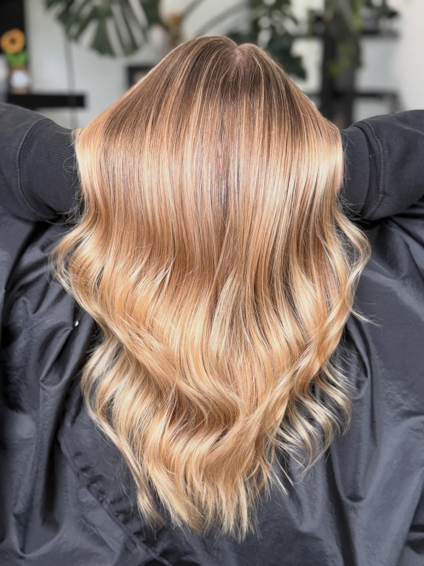 Another high reflection luminous highlight. I love living in a time when blonde hair is so healthy. 

@schwarzkopfcan to lift and tone.

@orbhairco  to create.

@bobbypinsandroses hands to craft.