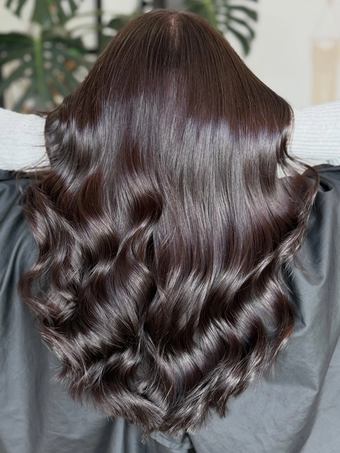 We are drooling over this warm espresso tone. Just in time for summer!!!

@orbhairco  to create.

@schwarzkopf Igora vibrance to colour.

@bobbypinsandroses hands to craft.

#chilliwackhairstylist #hairsalon #orbhairco #morevibrance #haircolourist