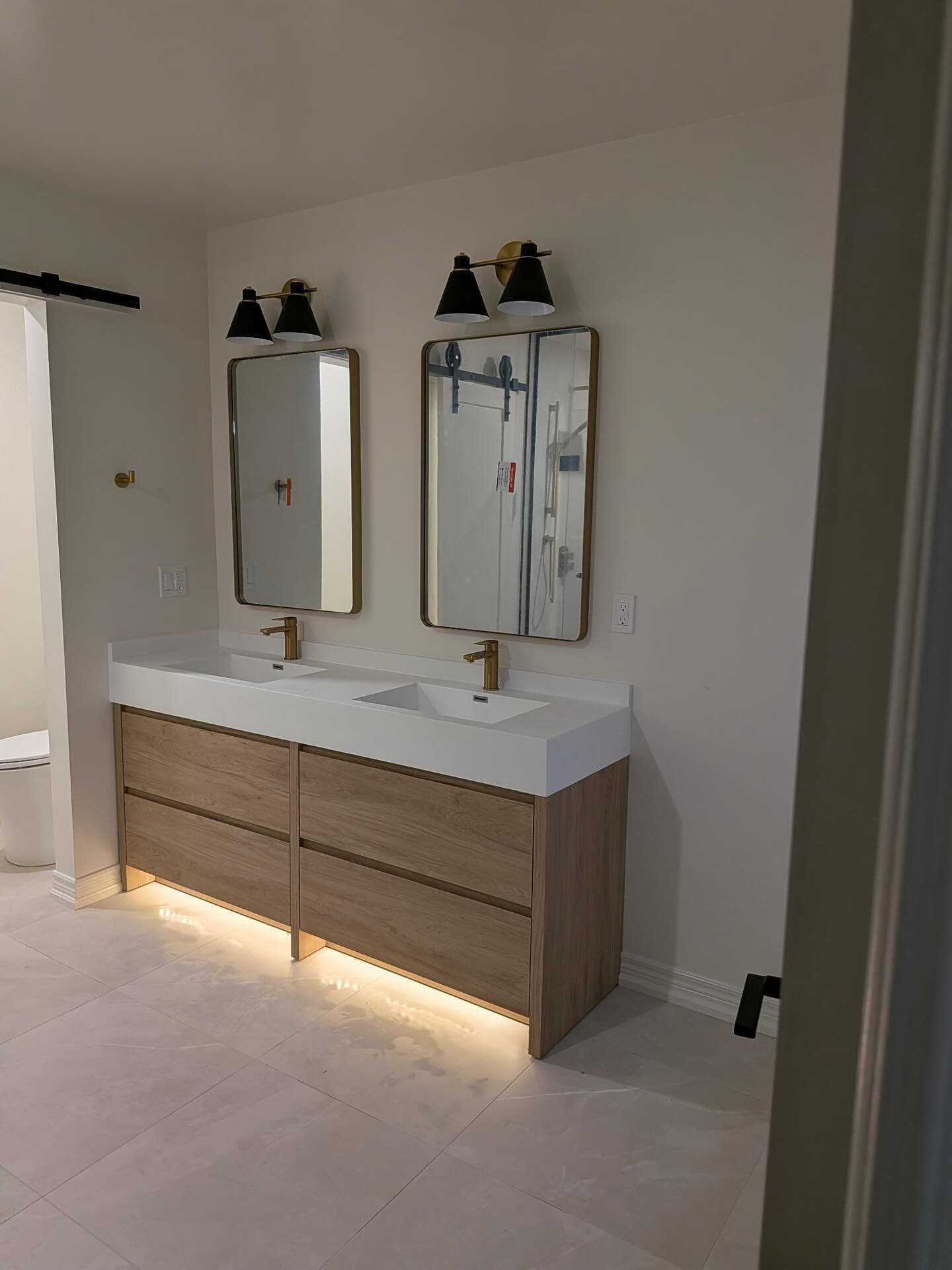 🌿 Transform your bathroom into the ultimate spa retreat with Peace of Mind Interiors! 🛁✨ Why settle for ordinary when you can experience extraordinary relaxation every day? From soothing color palettes to luxurious bathtubs, we have all the tips yo