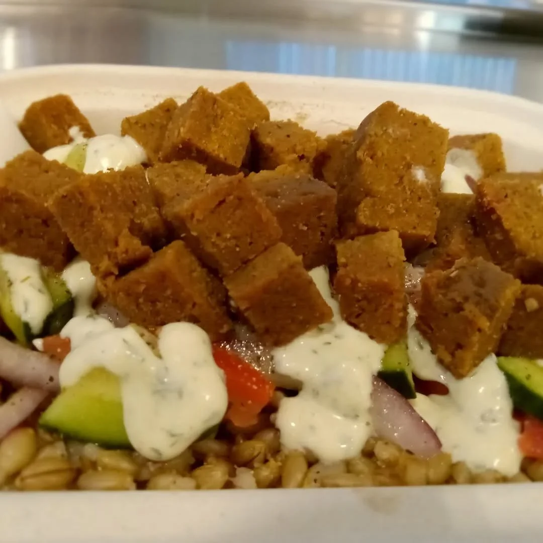 Tonight till 7pm @zip_kombucha!

We have a barley bowl featuring our Gyro seitan and a creamy herb dressing.