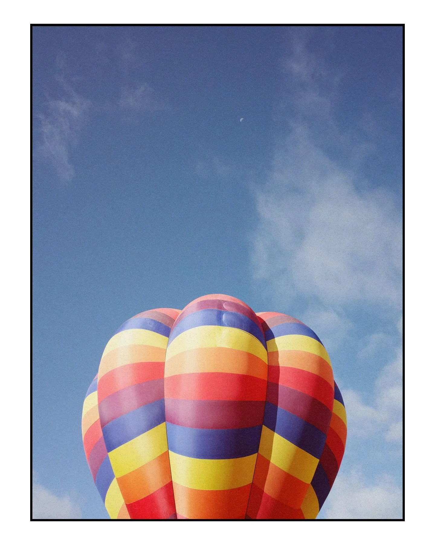 🎈🎈🎈
Very unexpectedly got to help crew for a balloon team (with @forde_photo ) two weekends ago and it seriously fulfilled a childhood dream of mine. One of the highlights of my year so far. ✨
.
.
.
#ricoh #ricohgr2 #hotairballoons #hotairballoonf