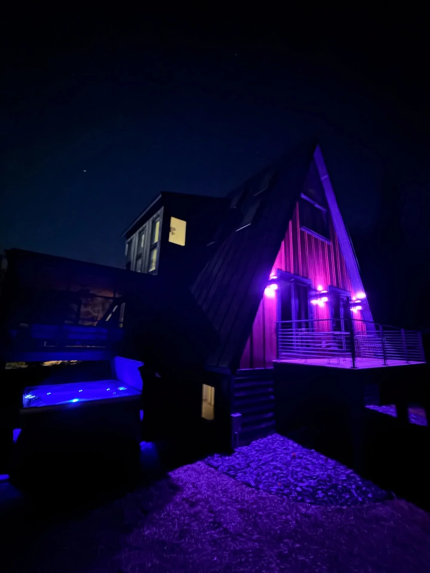It&rsquo;s time to destress under the stars! ✨ Twin Peaks A-Frames just upgraded both cabins with their own private hot tubs. It&rsquo;s time to plan that winter getaway. Link in bio! #twinpeaksaframes