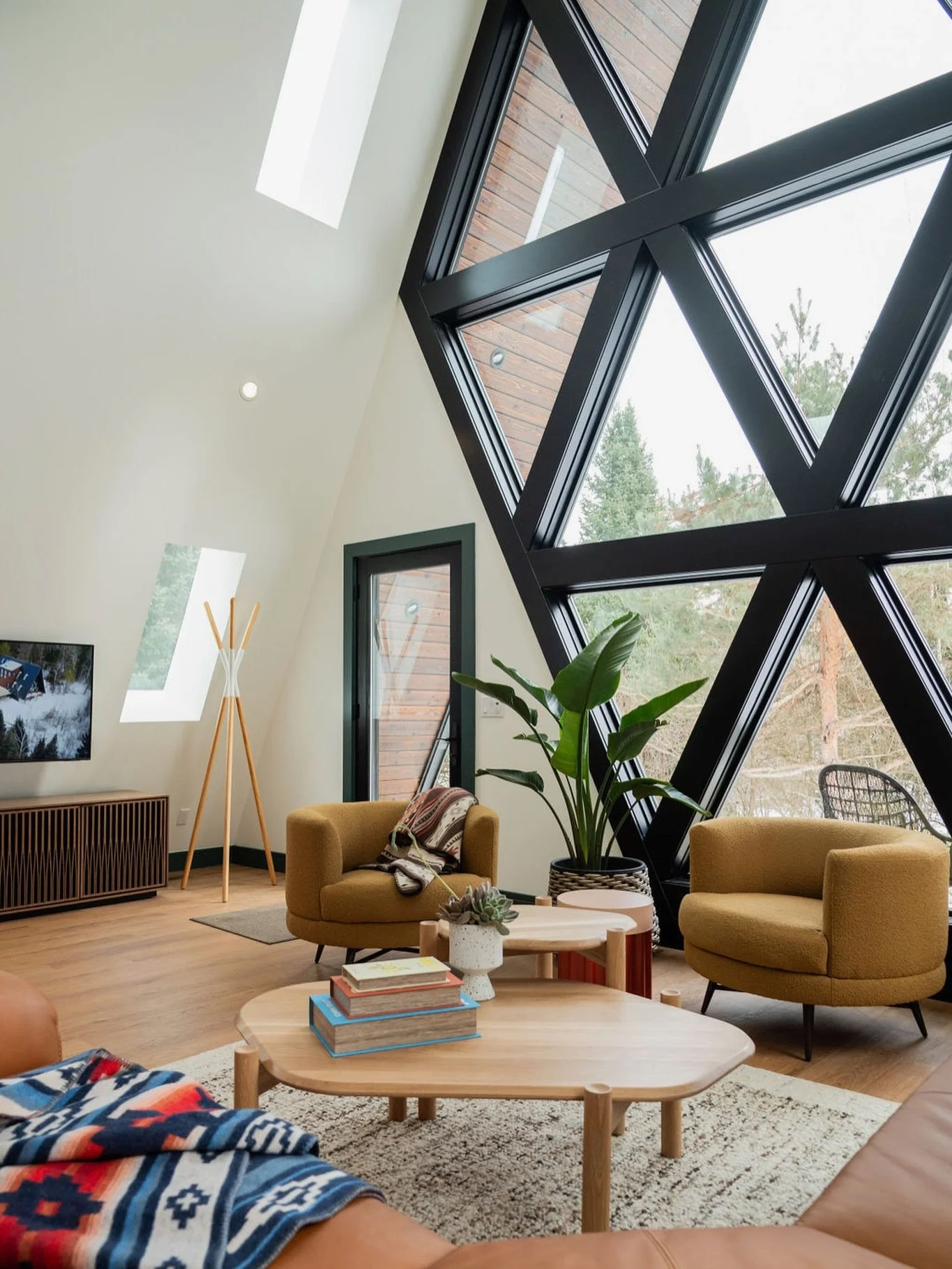 The gathering spot. Hang out with friends, family loved ones or by yourself. I could stare at these windows all day long. 😍 #twinpeaksaframes