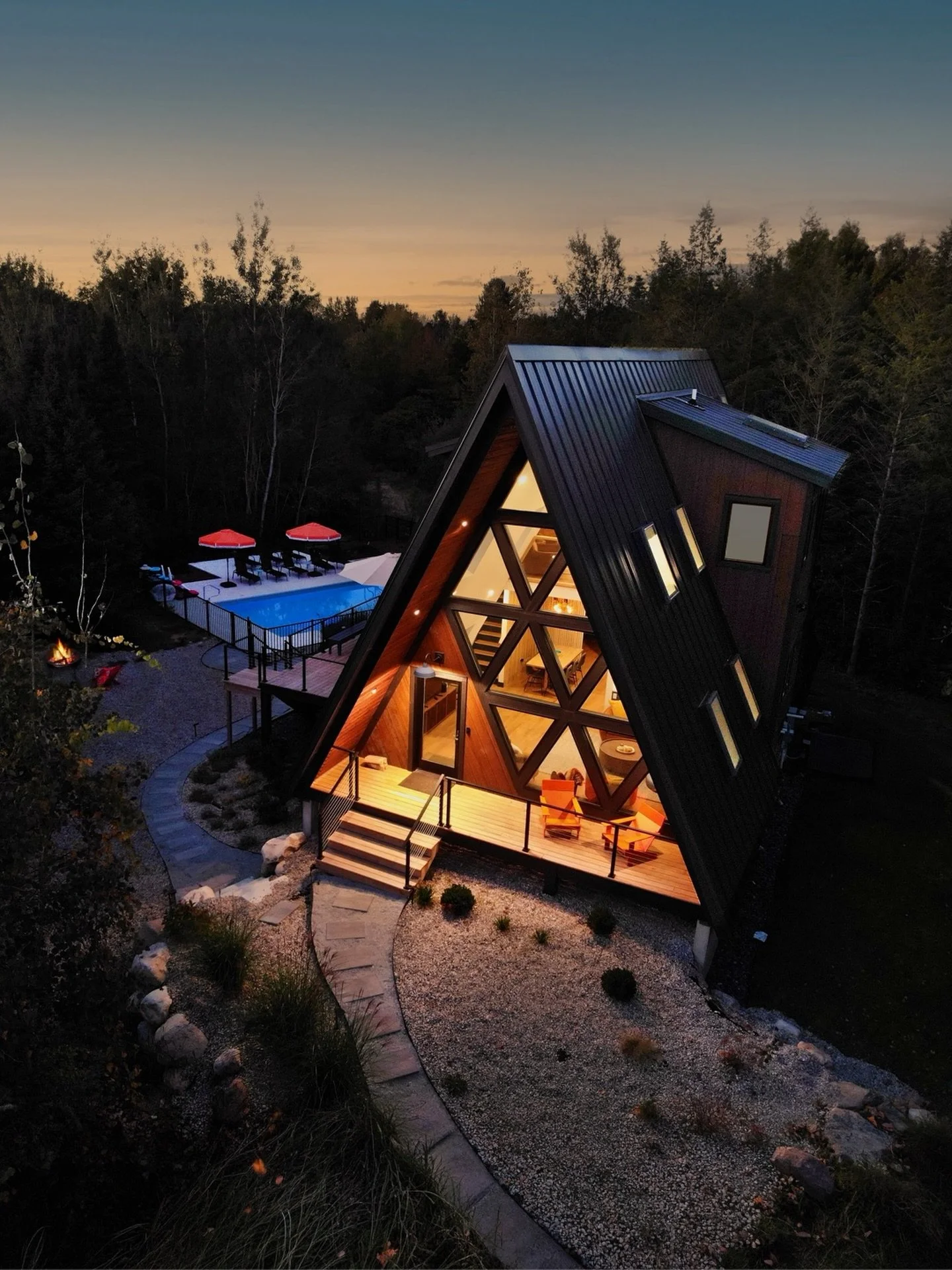 It seems like every hour is the golden hour when you&rsquo;re in an A-frame in the woods 💚🌳🦉🦌#twinpeaksaframes