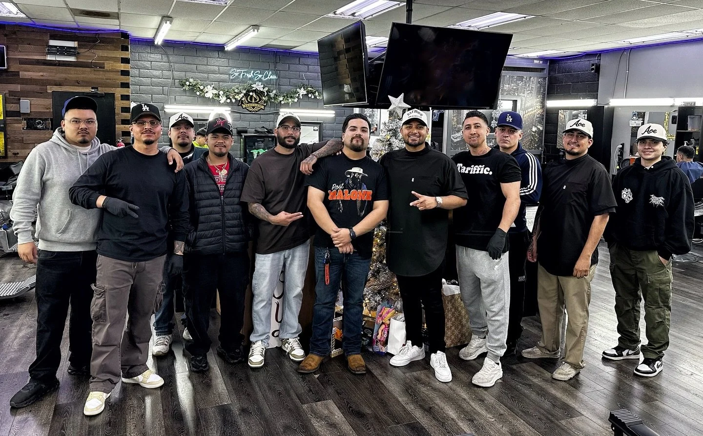 Merry Christmas &amp; Happy Holidays 🎄
This right here is the Dream Team! more than barbers, more than coworkers&hellip; this is family.
Day in and day out, these men show up with passion, pride, and love for the craft and the community.
To our clie