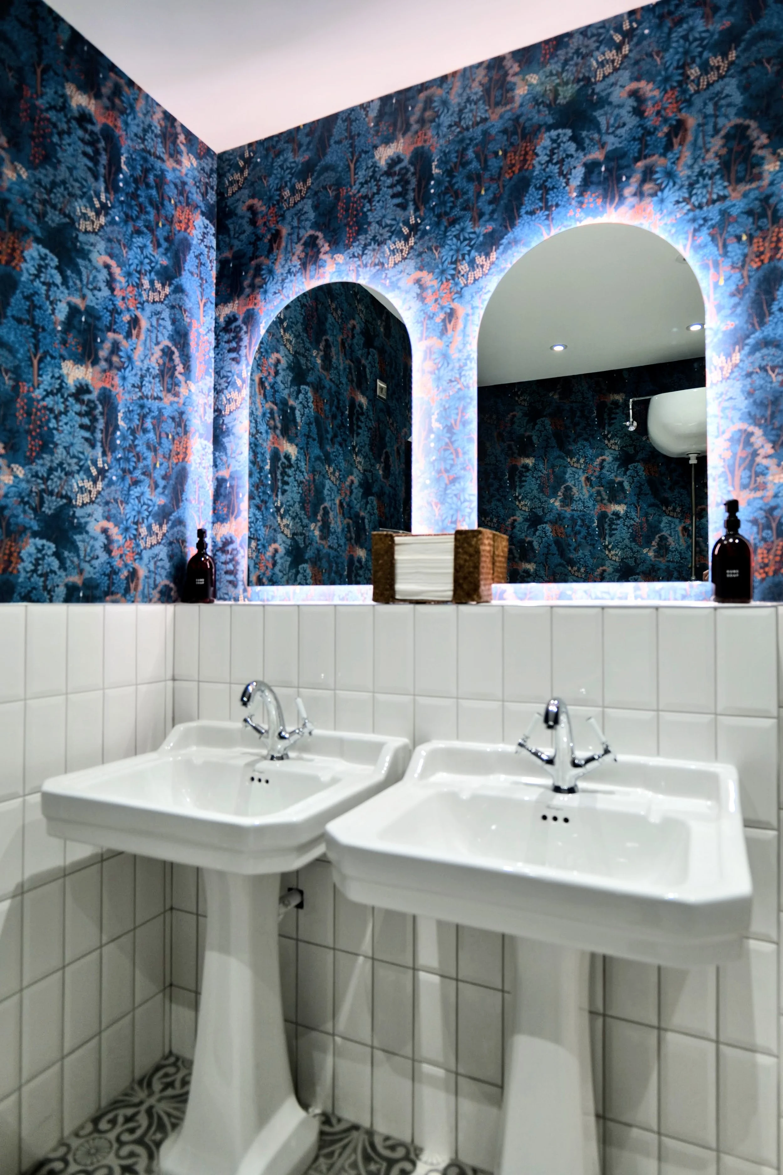 Dual Sink and Mirror Setup