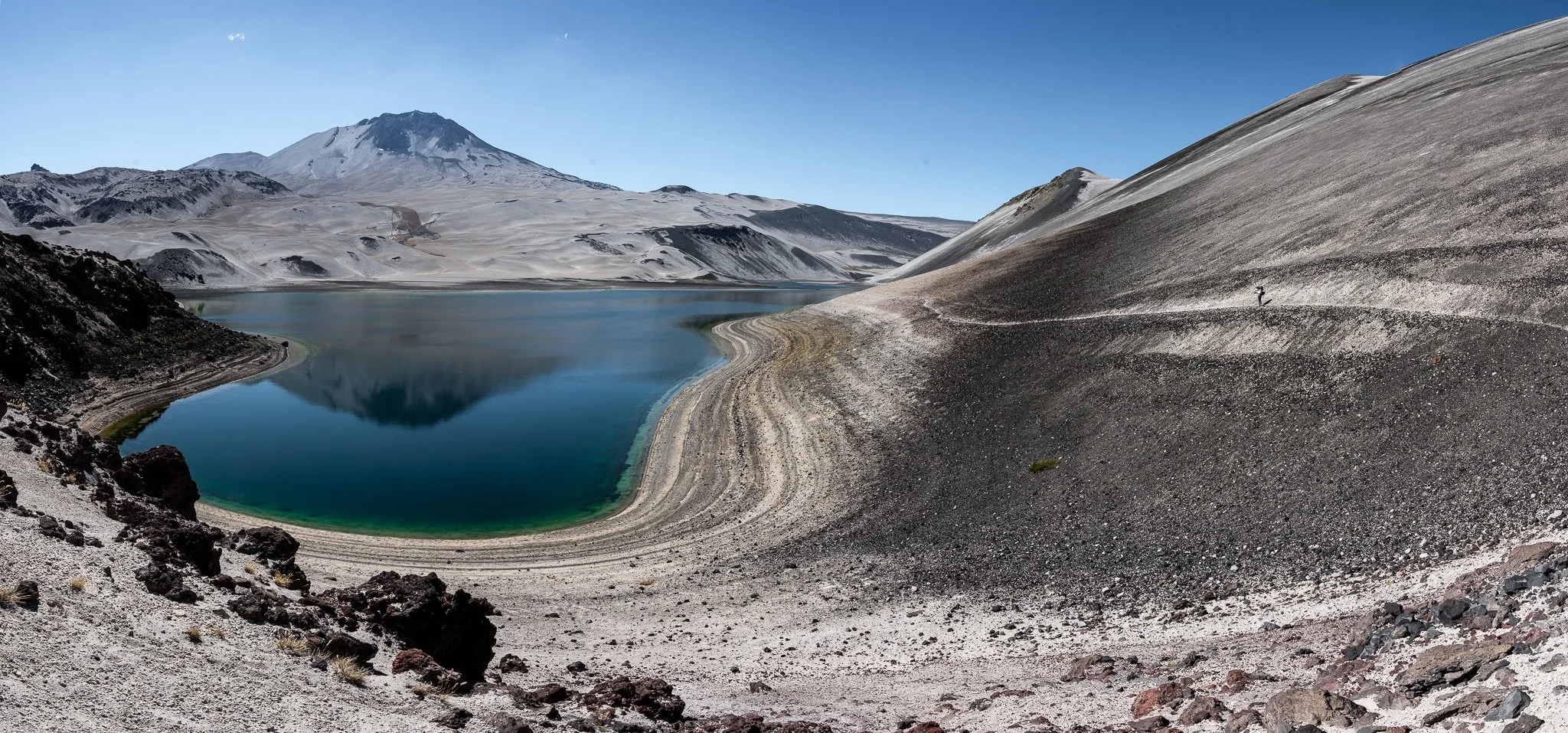 Reaching beautiful laguna del Caracol.