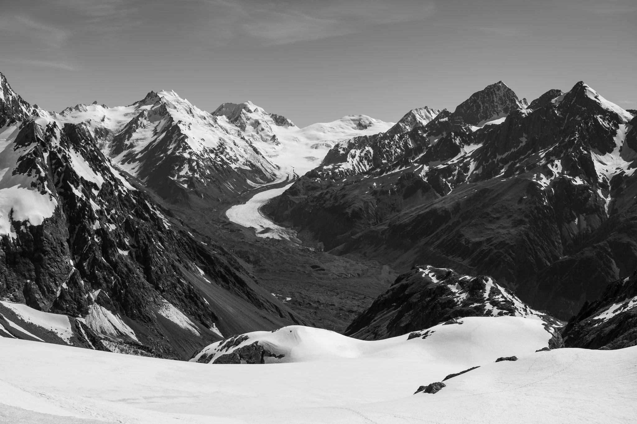 Extensive views from the Ball Pass over the Tasman Glacier and the surrounding mountains. 