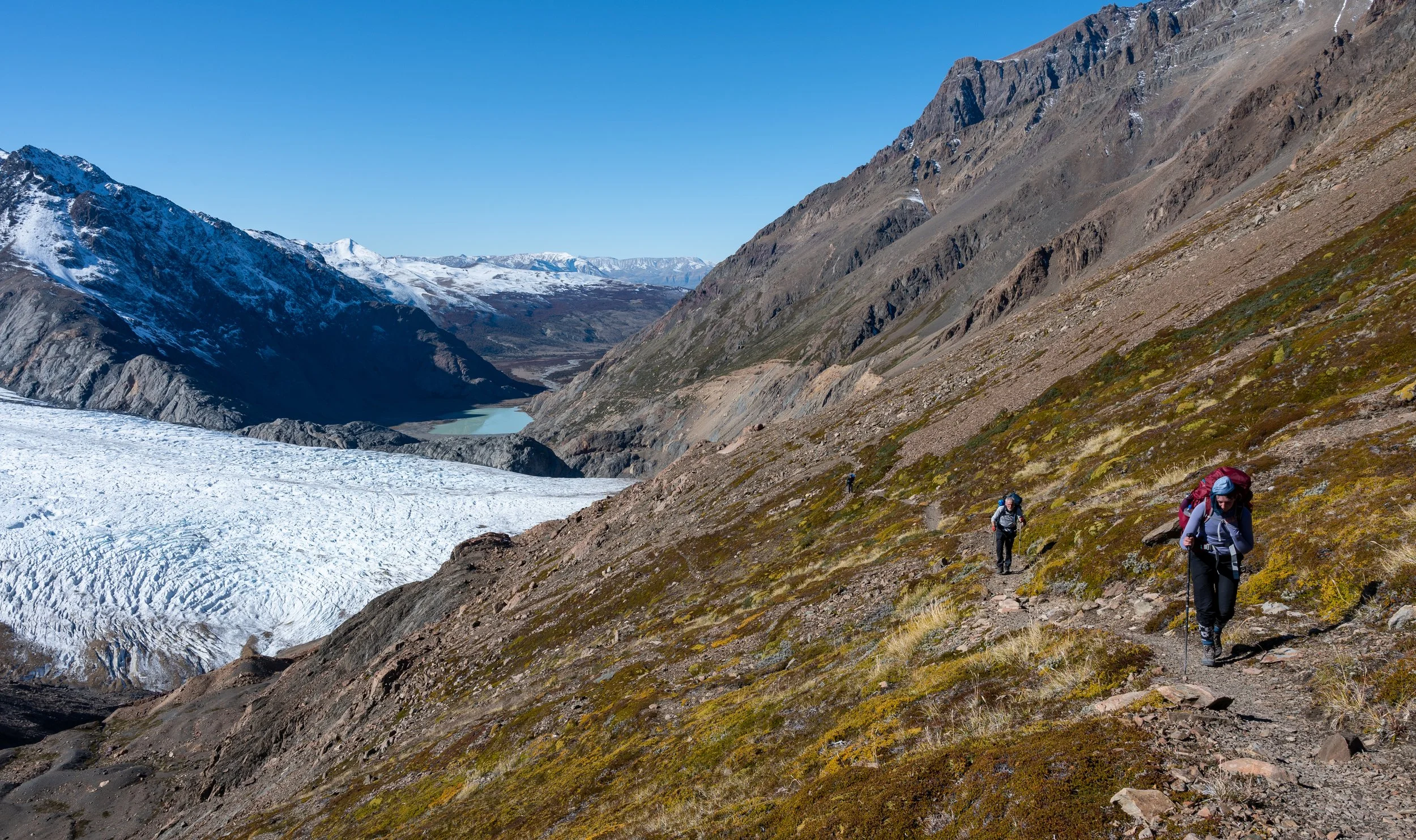 Walking up the Paso del Viento (Windy Pass) is usually the trickiest part of the circuit. As the name suggests, the wind can blow ferociously, making it challenging to move in the desired direction. Fortunately, we were blessed with four days of sun 