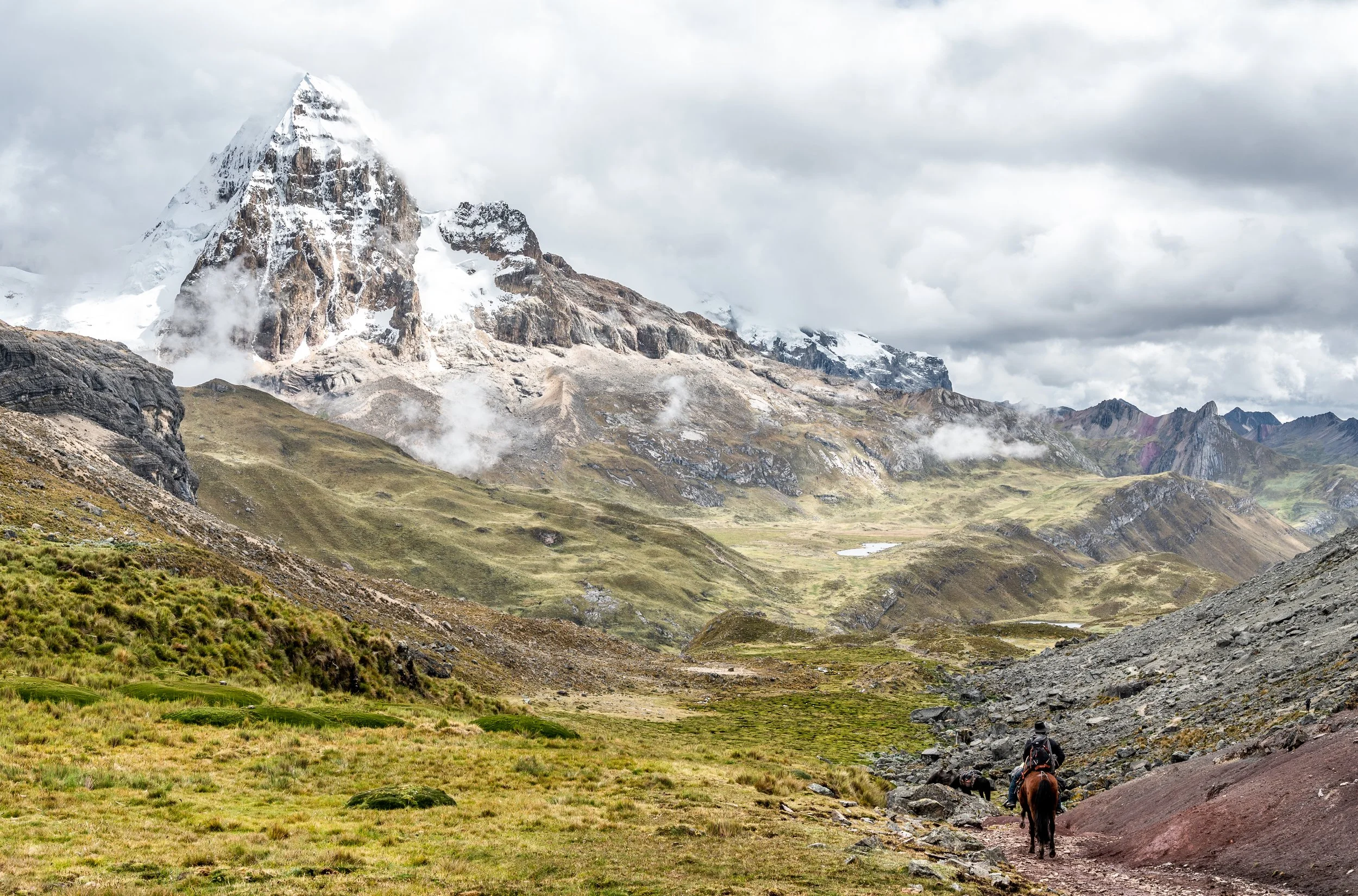 Approaching the Portachuelo de Huayhuash pass, we were treated to views of the Trapecio, a towering peak rising to 5,653 meters above sea level, just behind us. Each day, the scenery seemed to grow more breathtaking.