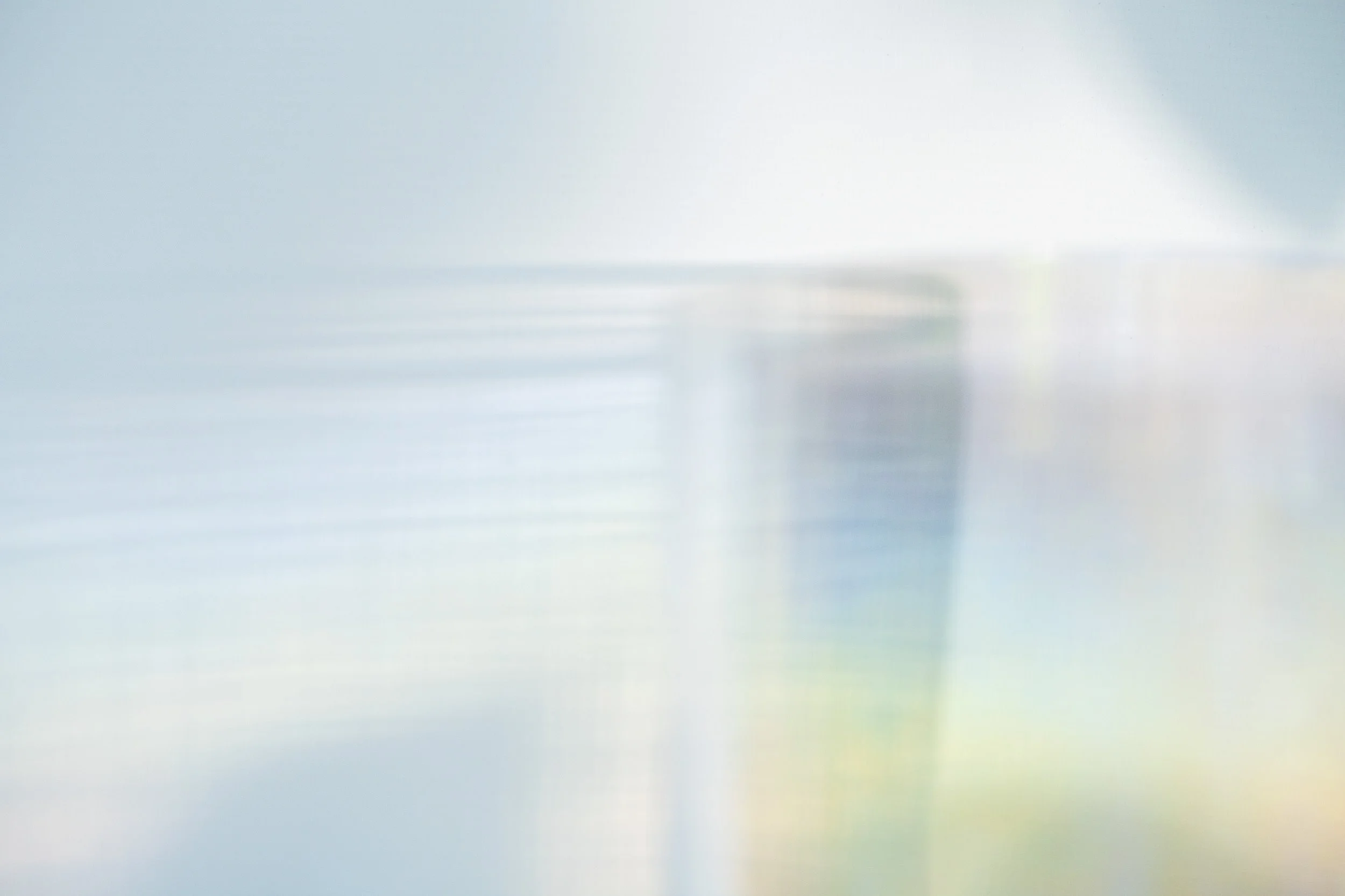 Abstraktes Bild mit schemenhafter Zeichnung von Klangschalen
