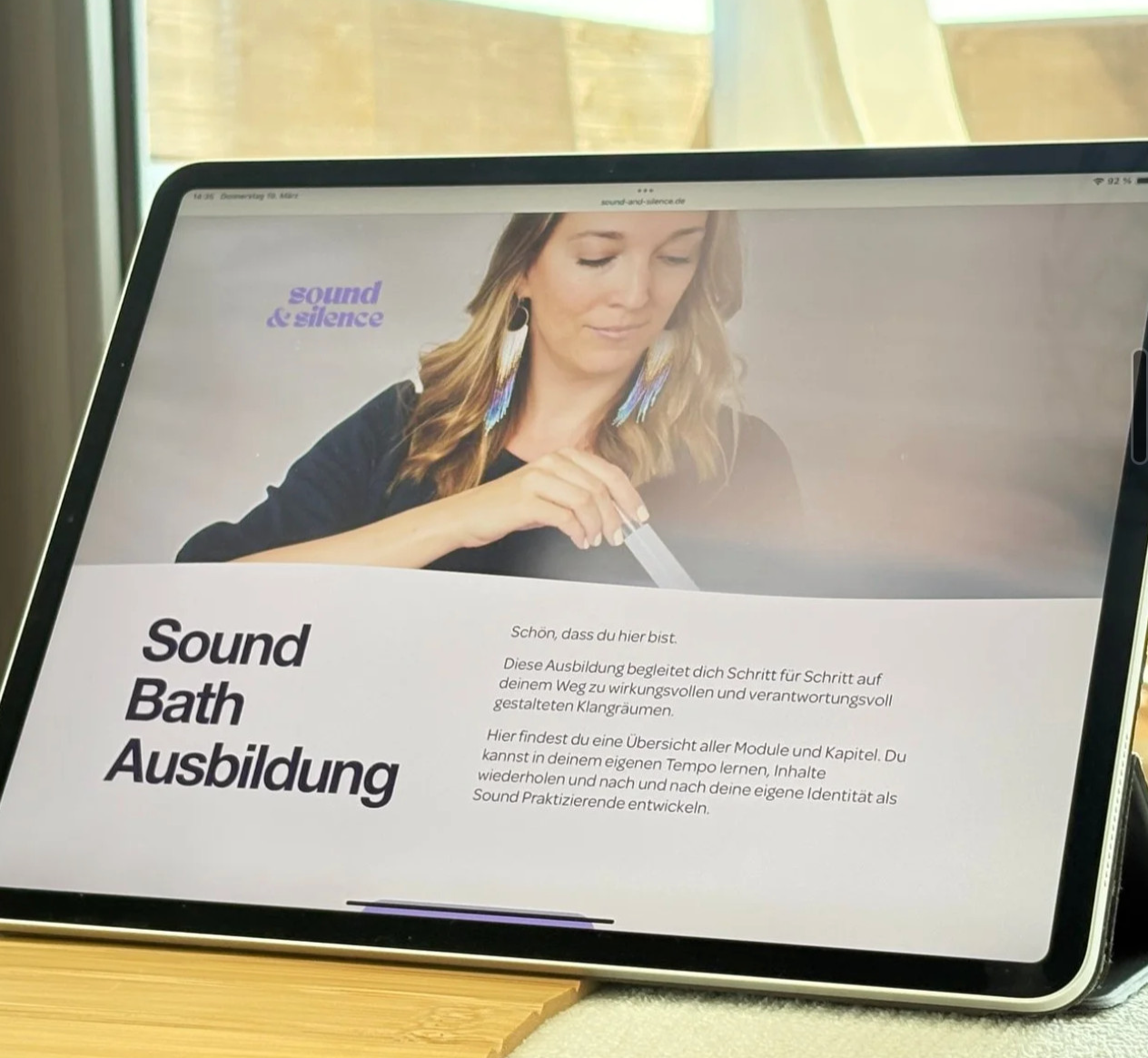 Vorschau der Online-Module der Klangschalen-Ausbildung auf einem Tablet.