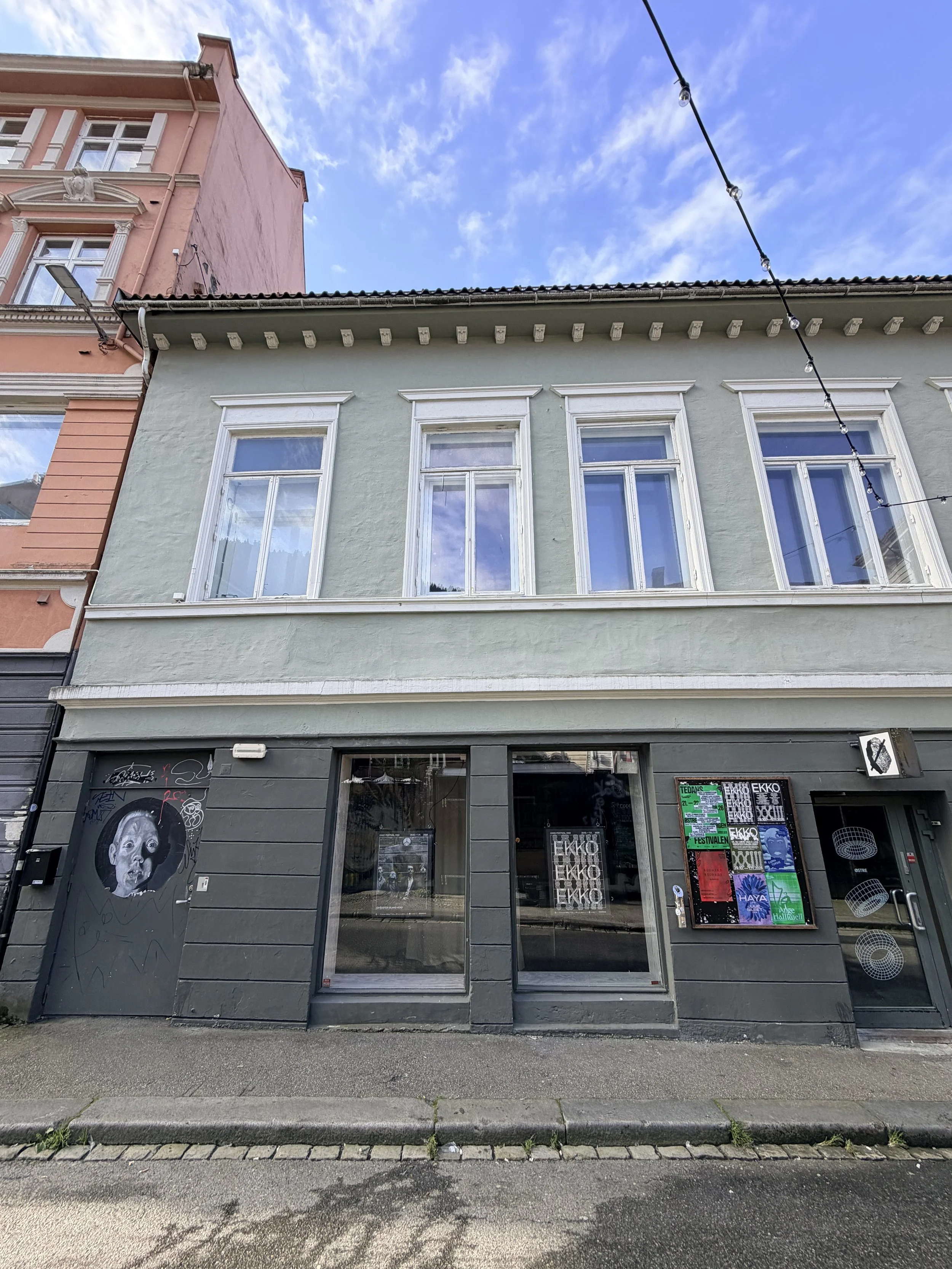 Østres fasade og inngangsparti