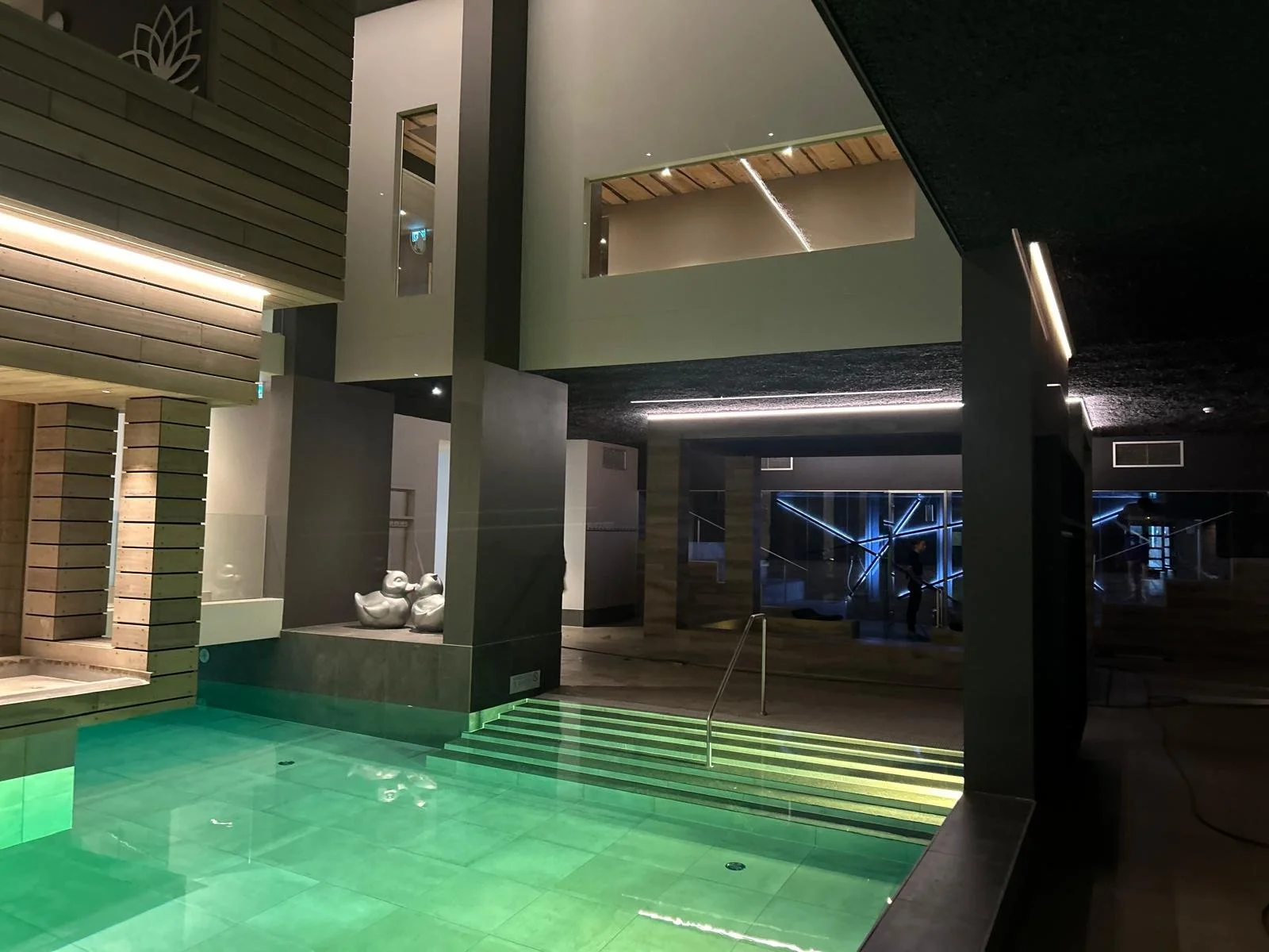 Twee voozieningen die vloerbedekking tonen, de bovenste afbeelding met bruine plavuizen en de onderste met zwarte en witte marmeren tegels.