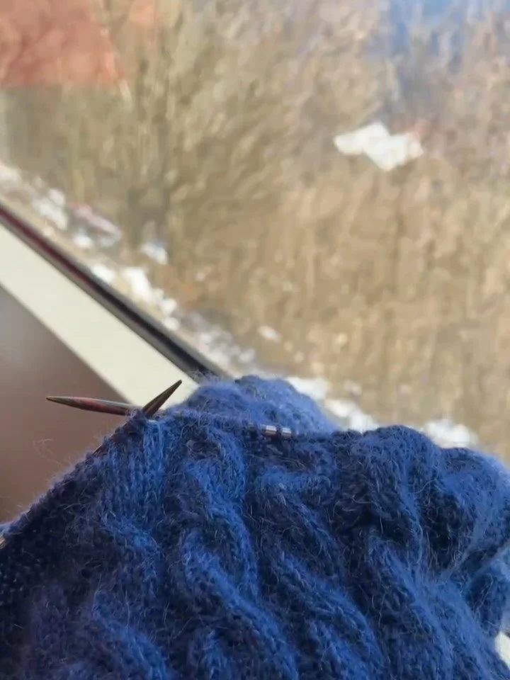 This one took me months 😬 it&rsquo;s been dragged through Dachstein snow, Viennese parks, Madrid heat, Washington hotel room (hasn&rsquo;t left the suitcase), Polish countryside and just SO many trains

@myfavouritethings.knitwear sweater no 29 
@bc