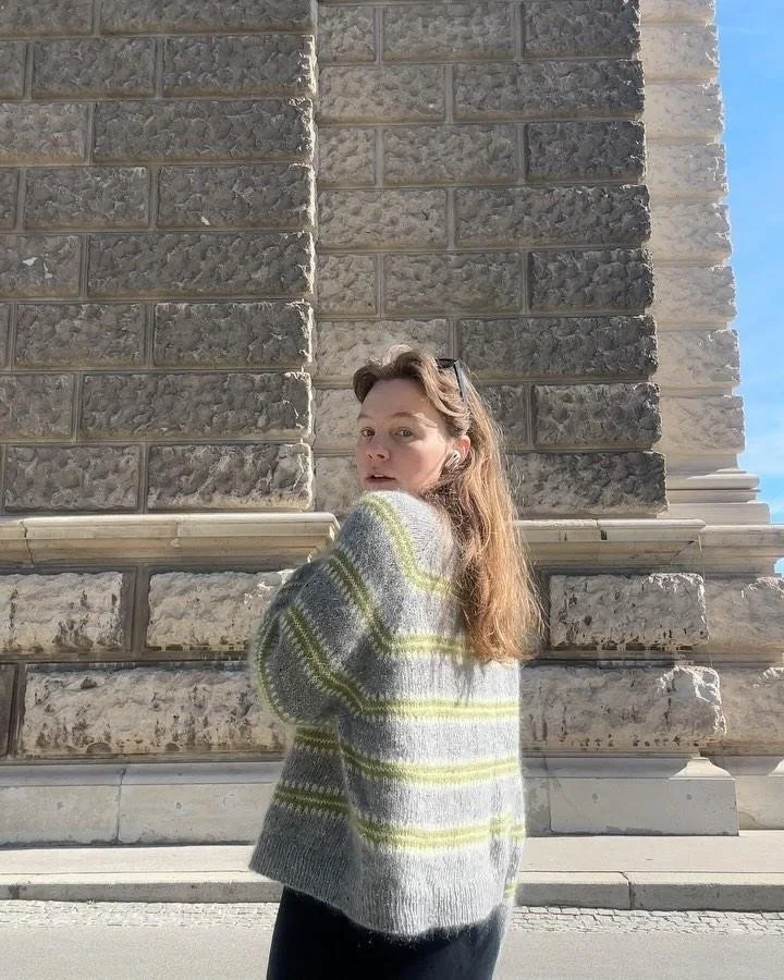 My springtime Norma sweater by @myfavouritethings.knitwear 🍃

So proud of this one🩶

@isageryarn Tweed in Winter Grey and Lime 
@dropsdesign Kid Silk in Grey 
@mayflowerknitting Super Kid Silk in Pesto
And a mix of white silk mohair from my stash (