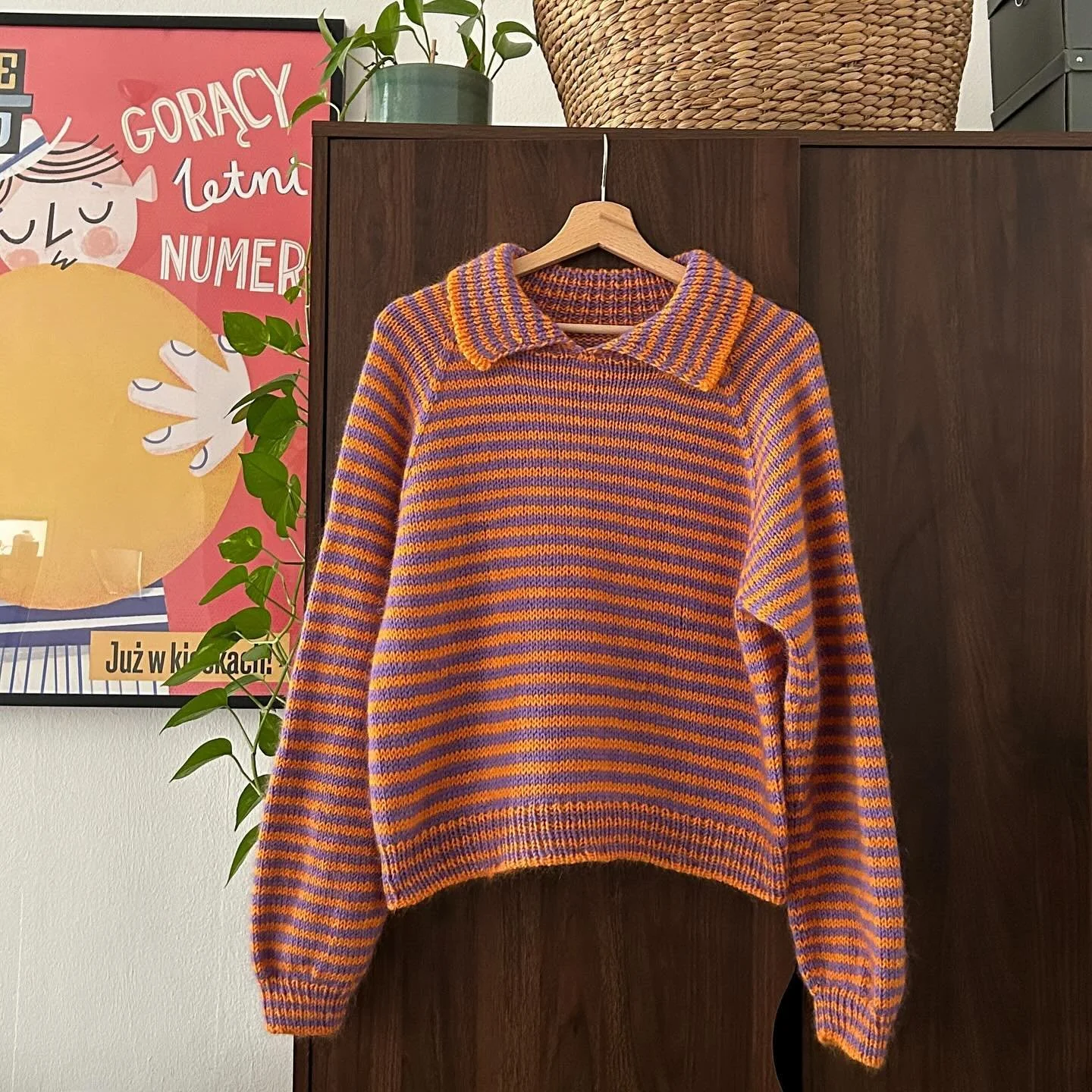 My second Stripe Overload Polo by @spektakelstrik 🧡💜

@hobbii.de Friends Kid Silk and Friends Wool in col 29&amp;73 

#spektakelstrik #stripeoverloadpolo #knitting #handmade #knitsweater #hobbii #polosweater #orangeandpurple #knitstagram #raglan #l