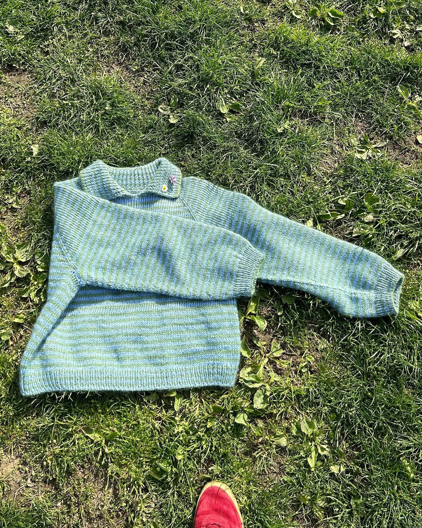 The Stripe Overload Polo made with @hobbii.de Friends Wool and @mayflowerknitting Super Kid Silk 🩵💚🩵💚 #spektakelstrik #stripeoverloadpolo #hobbii