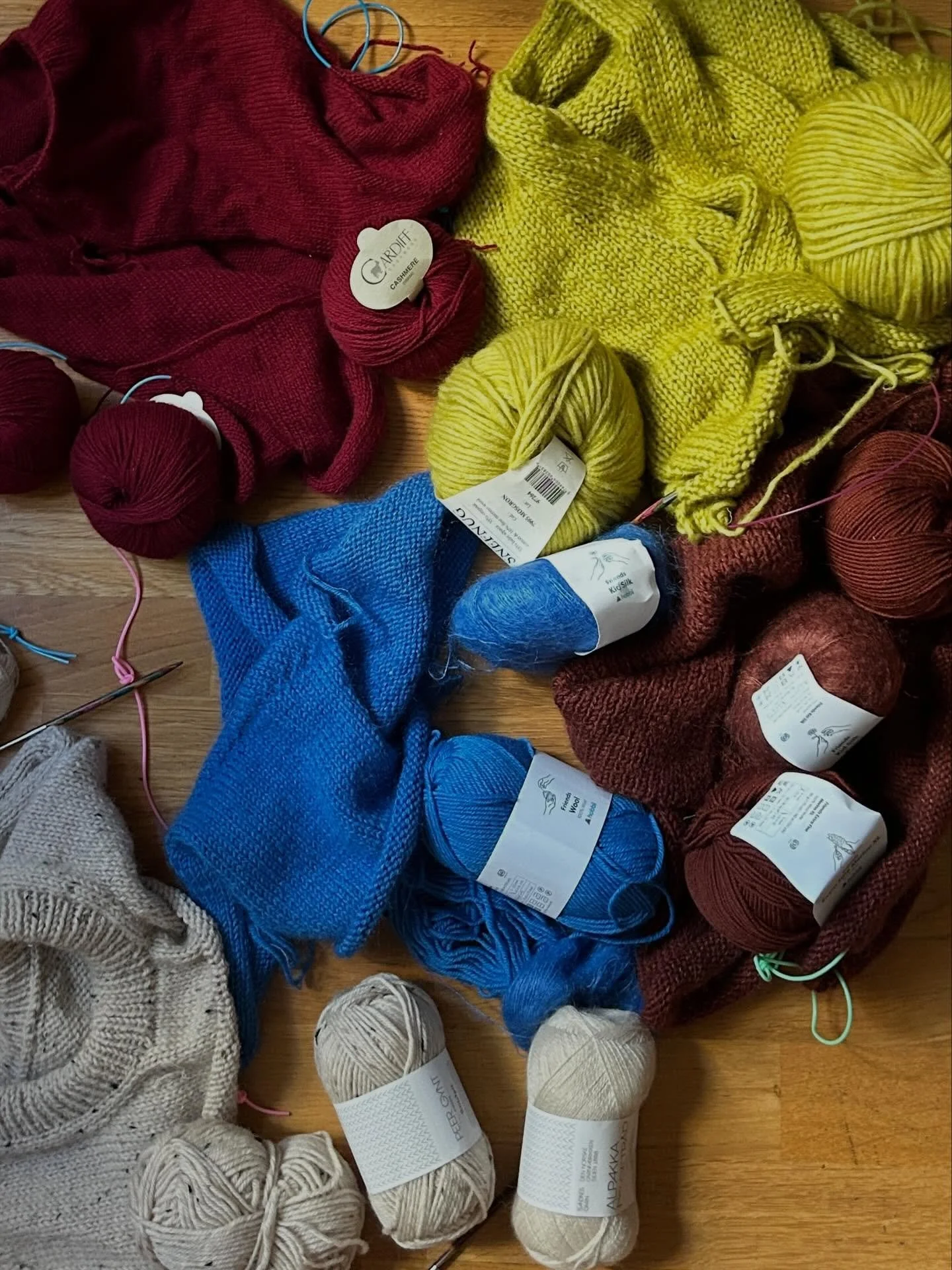 My current wips 🧶

&hearts;️#maggiesweater by @petiteknit 
💚#levitatewrap kid edition by @myfavouritethings.knitwear 
💙#hannicardigan by @knittersandfriends 
🤎#stripeoverloadpolo no stripes edition by @spektakelstrik 
🤍#sonjasweater by @petitekn