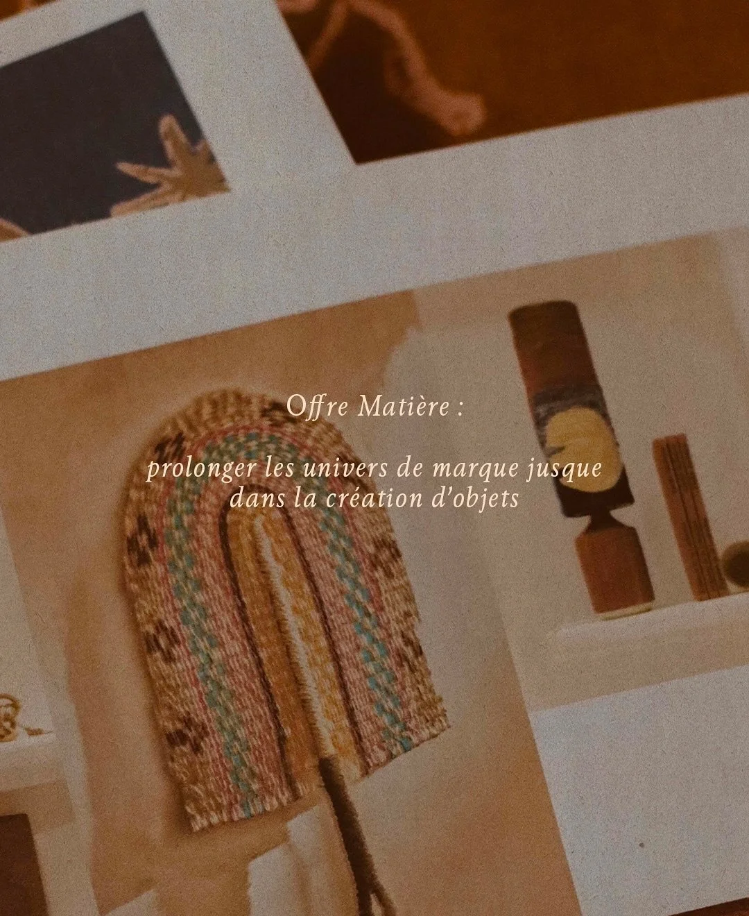 L&rsquo;Offre Mati&egrave;re 🌞
 Apr&egrave;s avoir imagin&eacute; et illustr&eacute; l&rsquo;univers d&rsquo;une marque, je le prolonge dans des objets : des coussins, trousses ou cabas pens&eacute;s comme des fragments d&rsquo;histoire, enti&egrave